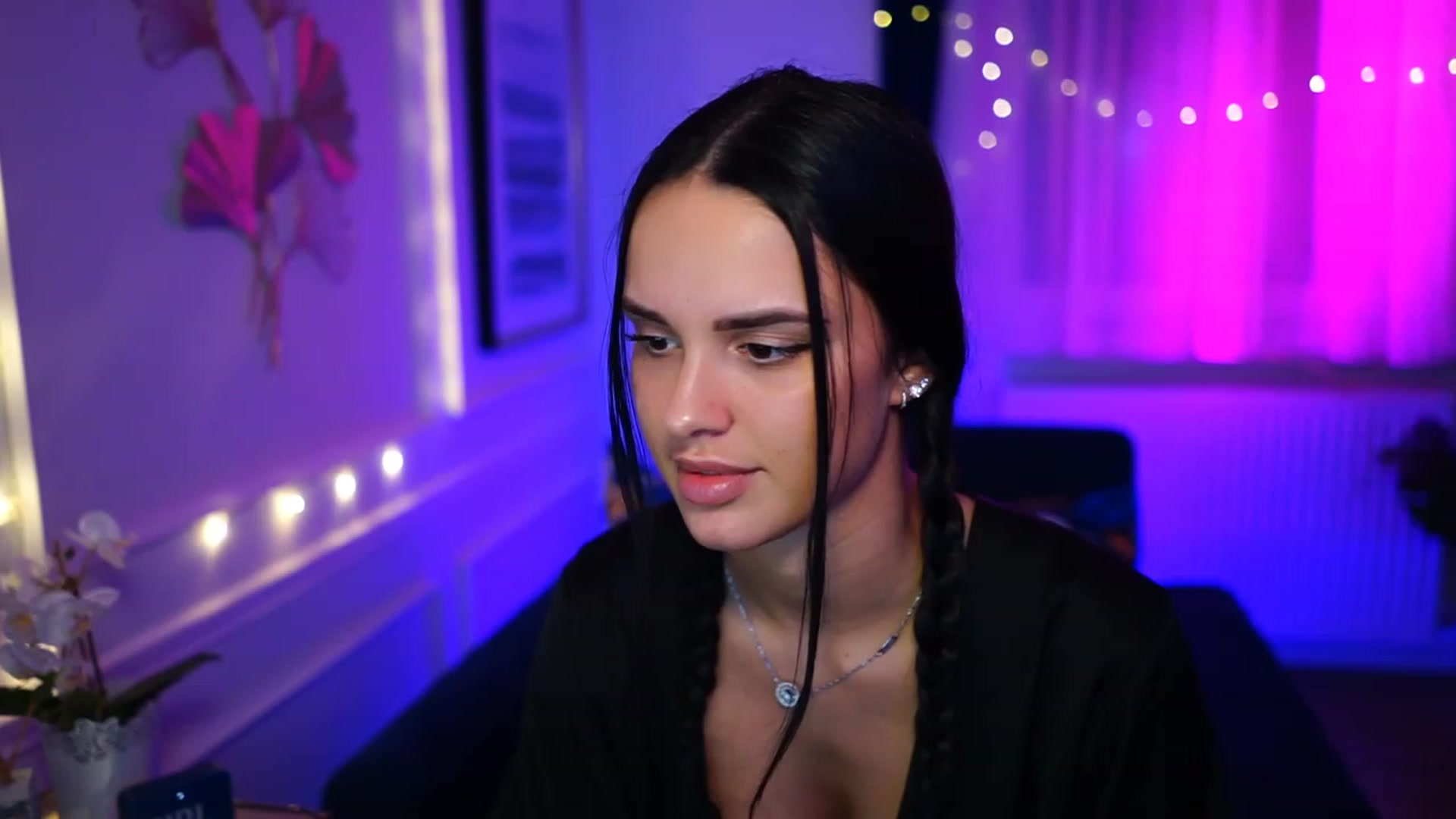 Gallery image thumbnail from cinnabellee's myfreecams stream on, 01/25/2023, 23:16 image 6 of 20
