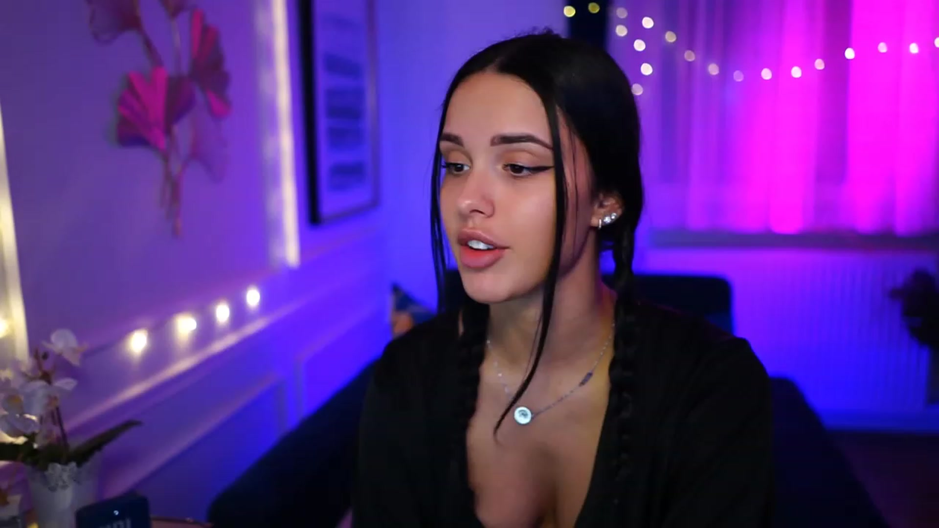 Gallery image thumbnail from cinnabellee's myfreecams stream on, 01/25/2023, 23:16 image 5 of 20
