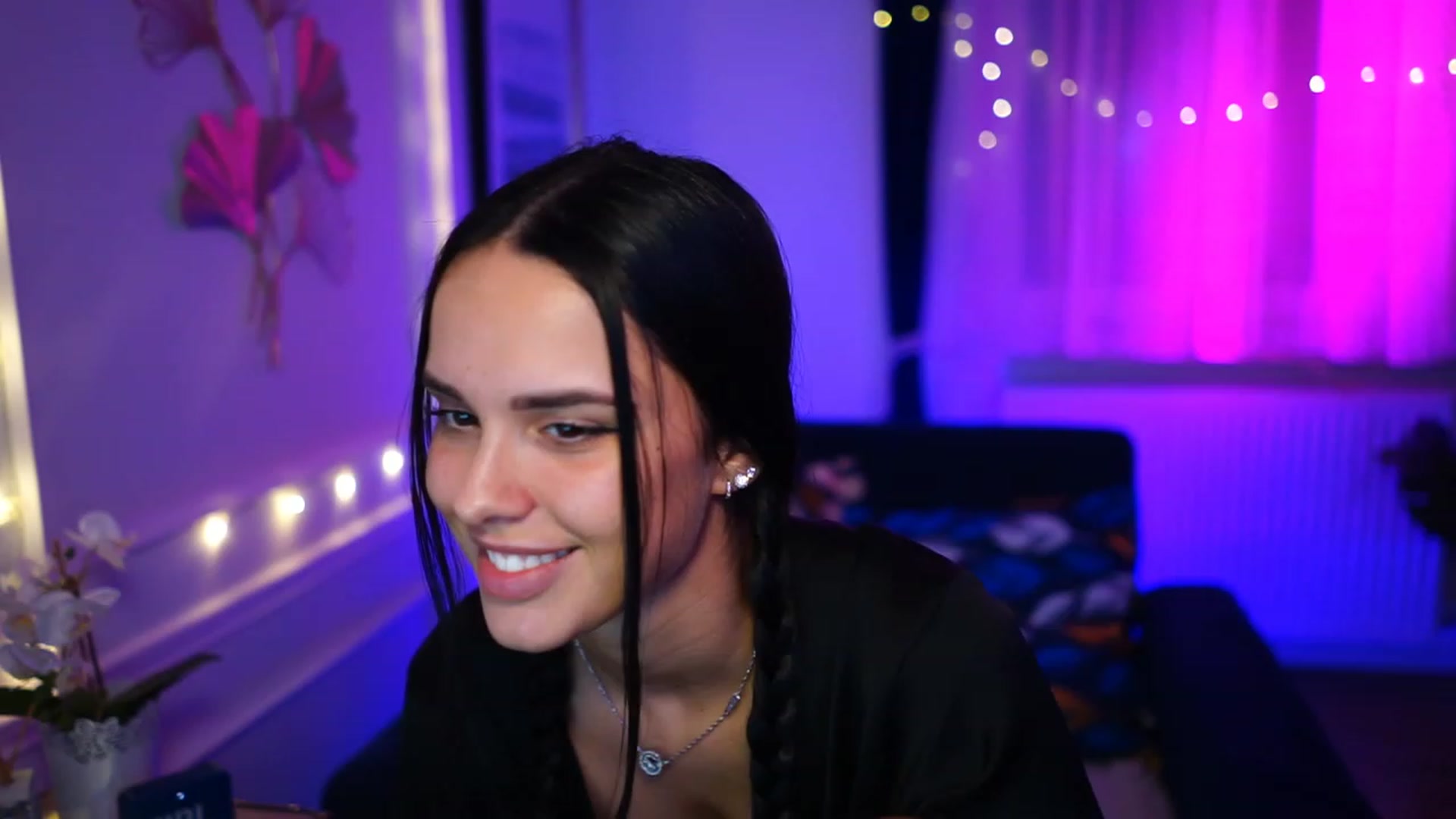 Gallery image thumbnail from cinnabellee's myfreecams stream on, 01/25/2023, 23:16 image 7 of 20