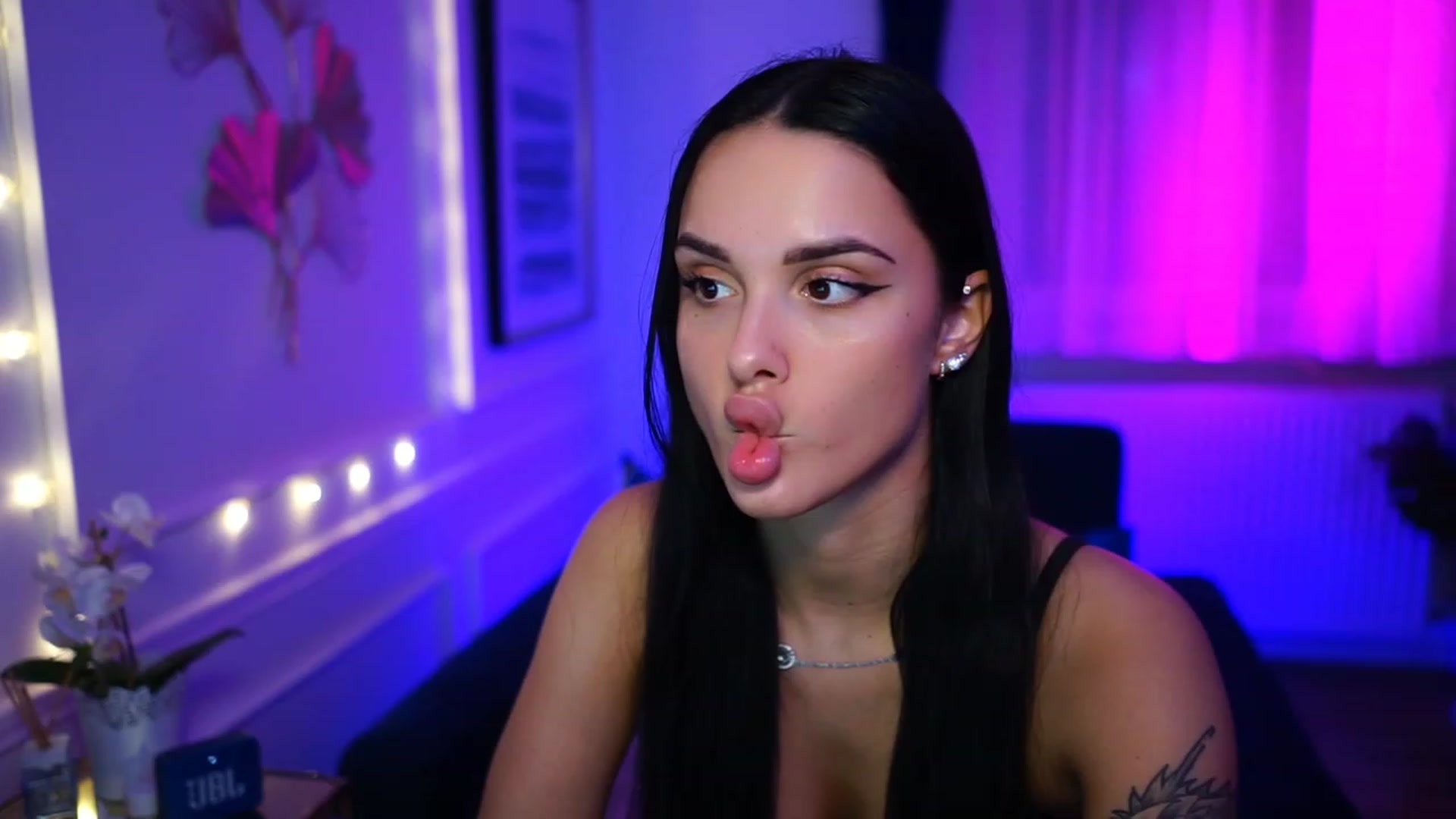 Gallery image thumbnail from cinnabellee's myfreecams stream on, 01/26/2023, 03:06 image 8 of 20