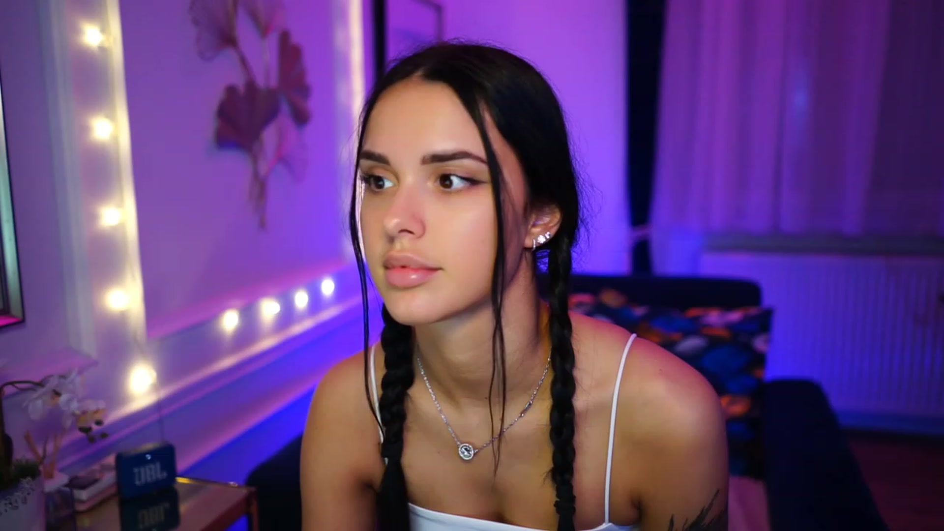 Gallery image thumbnail from cinnabellee's myfreecams stream on, 02/01/2023, 24:34 image 1 of 20
