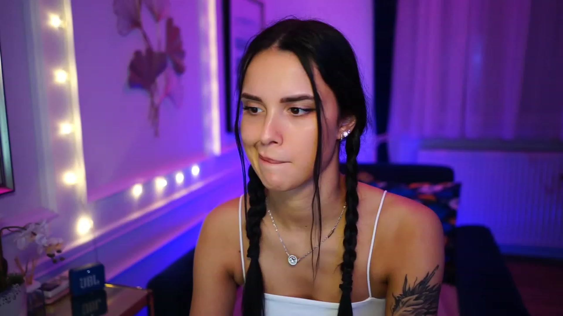 Gallery image thumbnail from cinnabellee's myfreecams stream on, 02/01/2023, 24:34 image 2 of 20