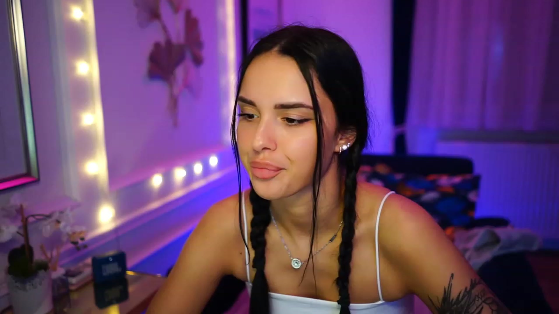 Gallery image thumbnail from cinnabellee's myfreecams stream on, 02/01/2023, 24:34 image 6 of 20