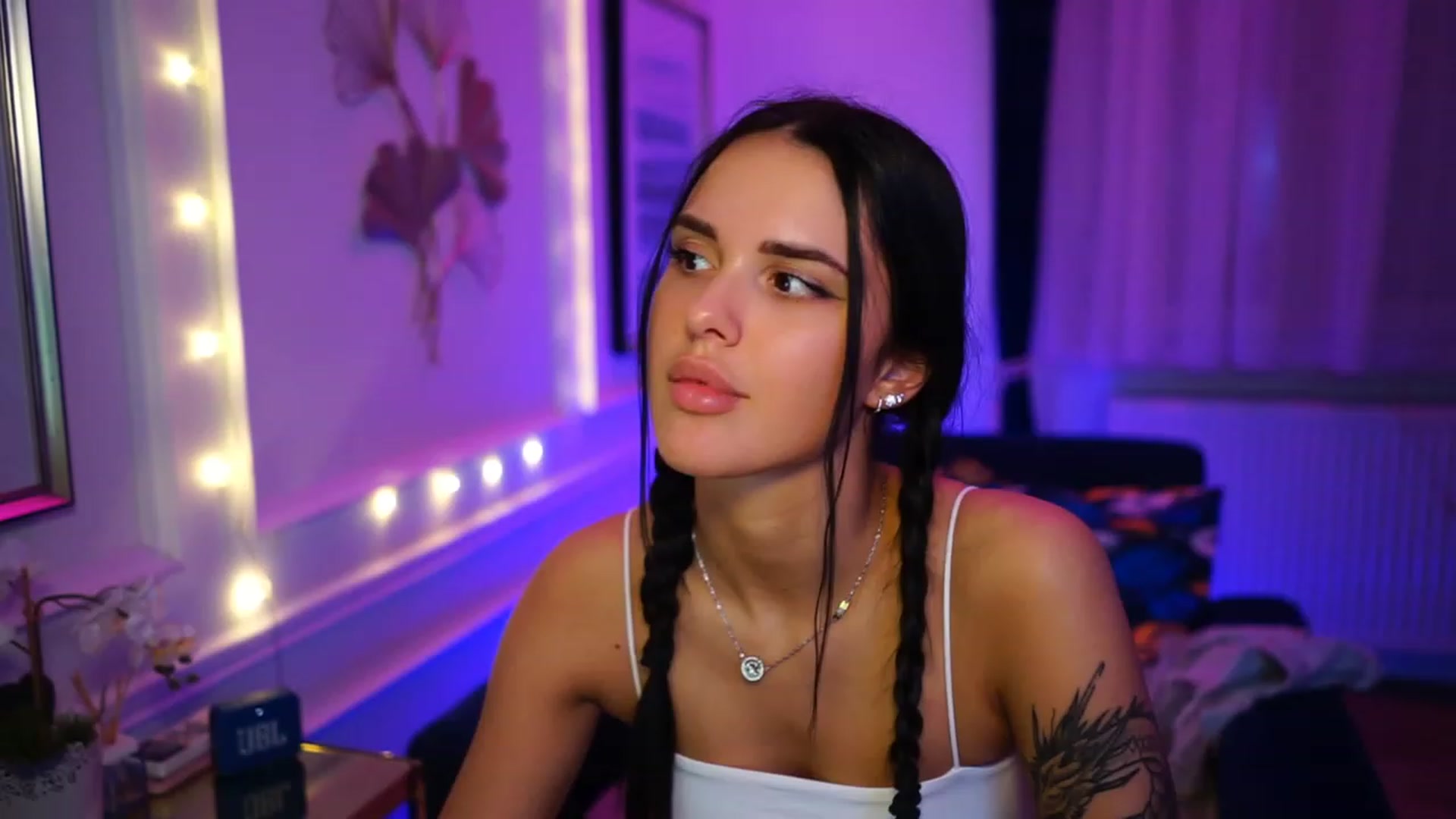 Gallery image thumbnail from cinnabellee's myfreecams stream on, 02/01/2023, 24:34 image 14 of 20