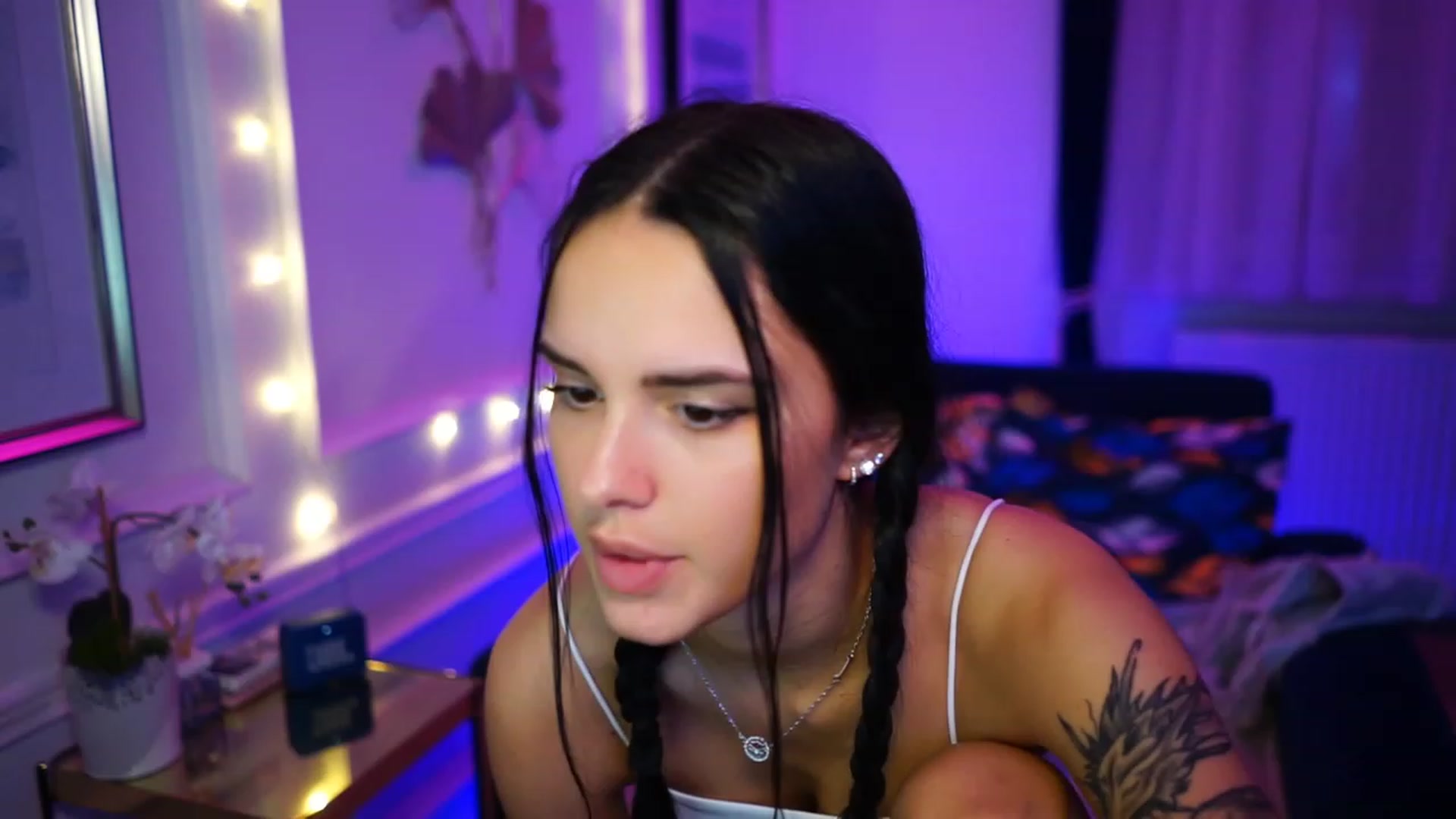Gallery image thumbnail from cinnabellee's myfreecams stream on, 02/01/2023, 24:34 image 11 of 20