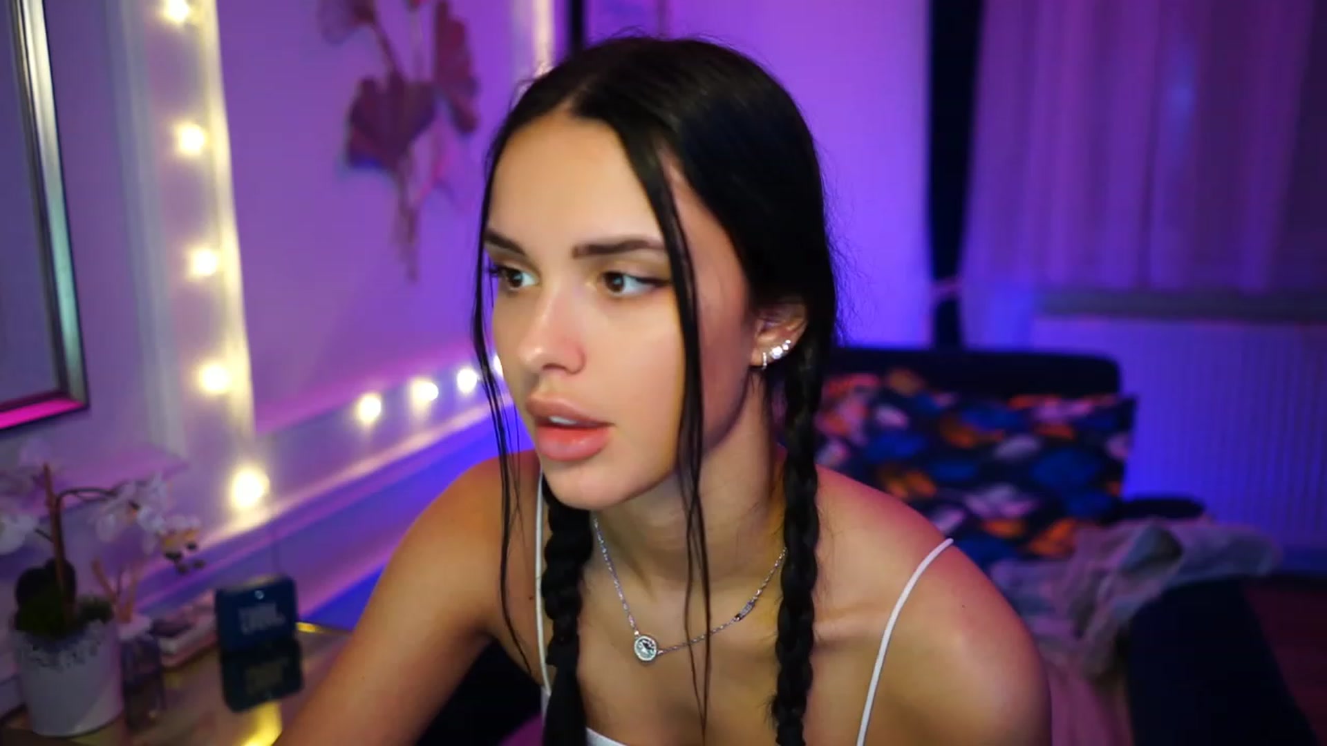 Gallery image thumbnail from cinnabellee's myfreecams stream on, 02/01/2023, 24:34 image 8 of 20