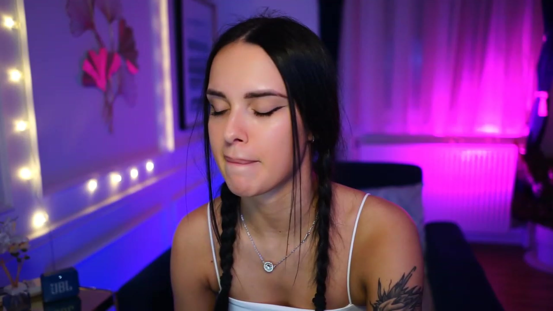 Gallery image thumbnail from cinnabellee's myfreecams stream on, 02/04/2023, 20:17 image 4 of 20