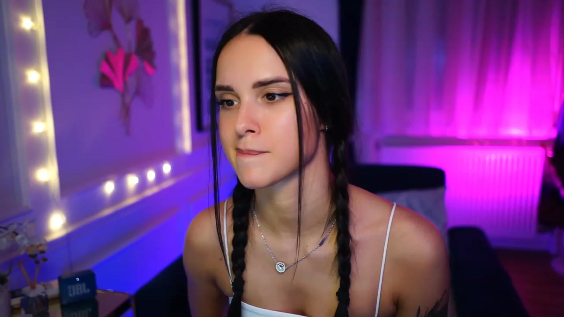 Gallery image thumbnail from cinnabellee's myfreecams stream on, 02/04/2023, 20:17 image 1 of 20