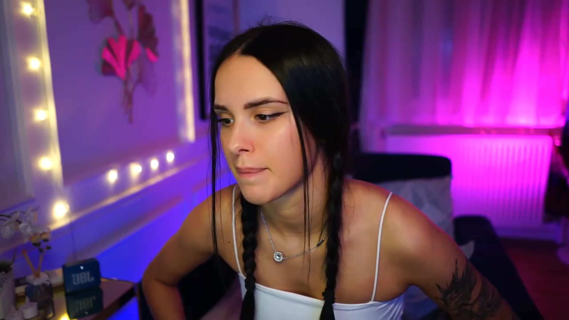 Gallery image thumbnail from cinnabellee's myfreecams stream on, 02/04/2023, 20:17 image 6 of 20