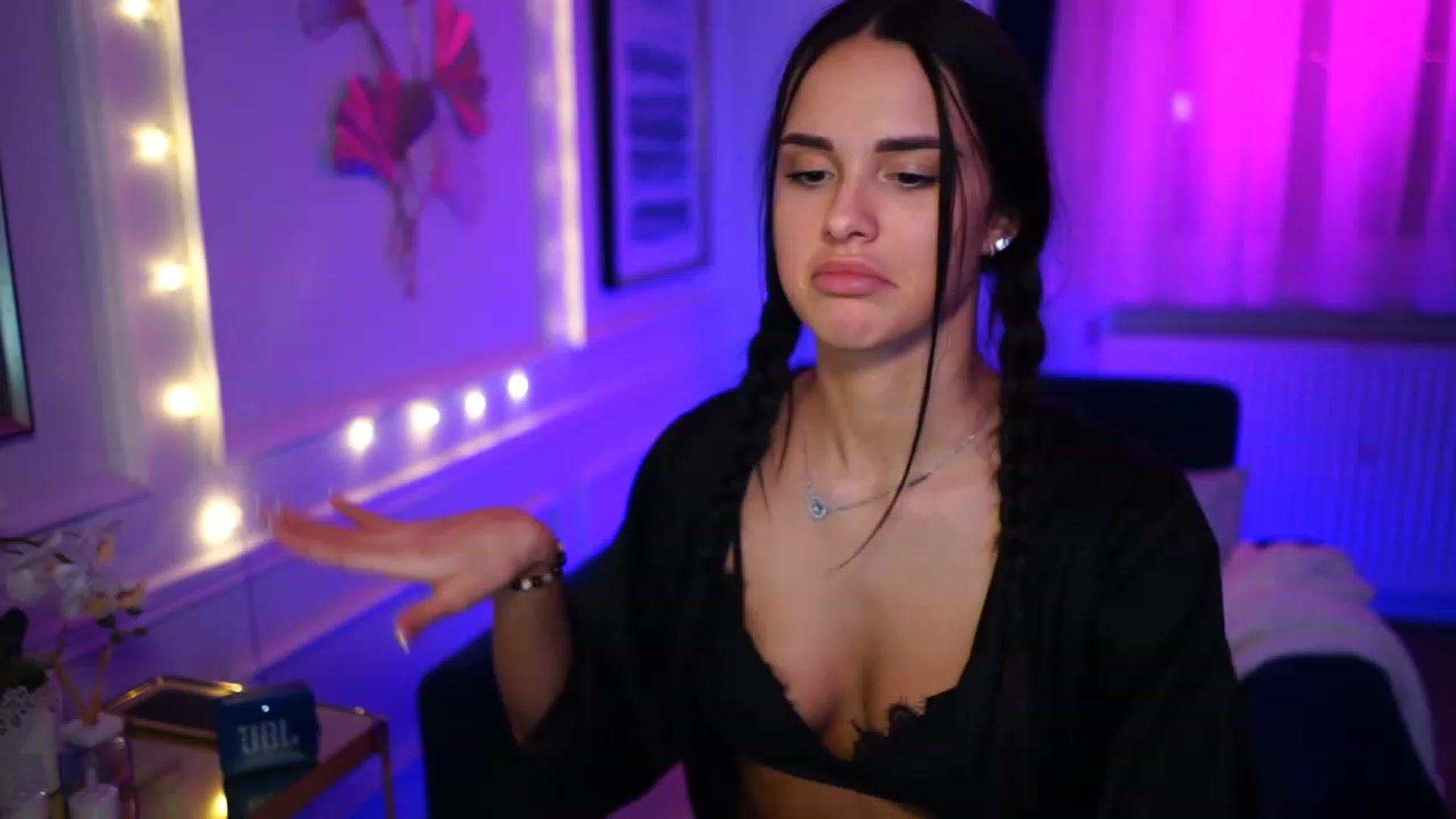 Gallery image thumbnail from cinnabellee's myfreecams stream on, 02/06/2023, 21:53 image 1 of 20