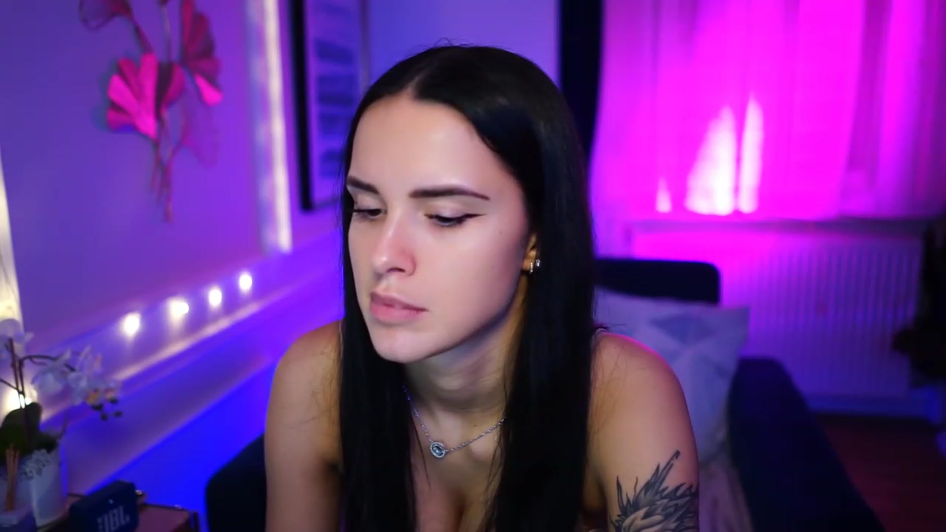 Gallery image thumbnail from cinnabellee's myfreecams stream on, 02/13/2023, 19:18 image 8 of 20