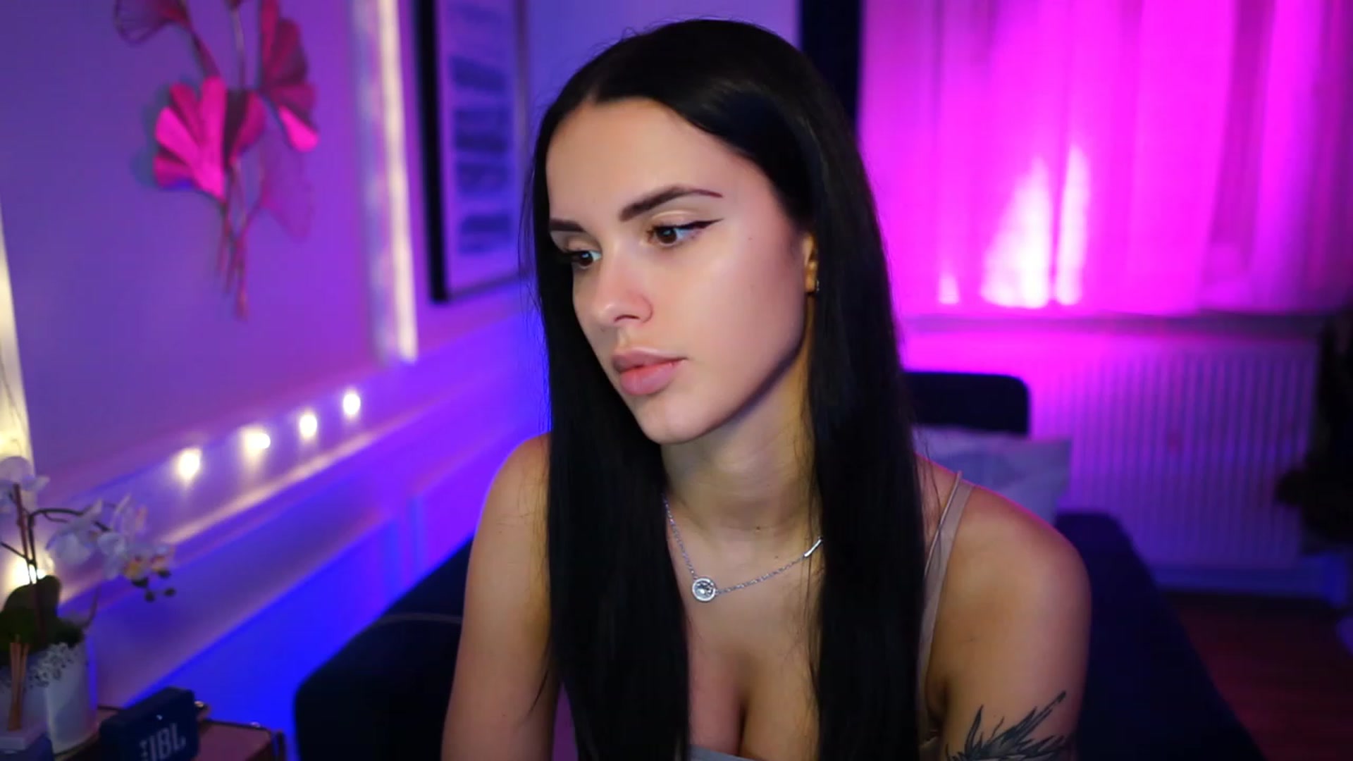Gallery image thumbnail from cinnabellee's myfreecams stream on, 02/13/2023, 19:18 image 5 of 20
