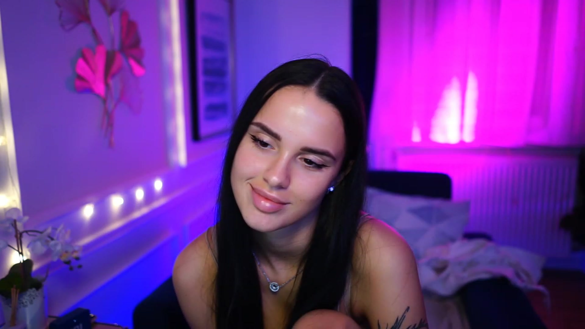 Gallery image thumbnail from cinnabellee's myfreecams stream on, 02/13/2023, 19:18 image 13 of 20