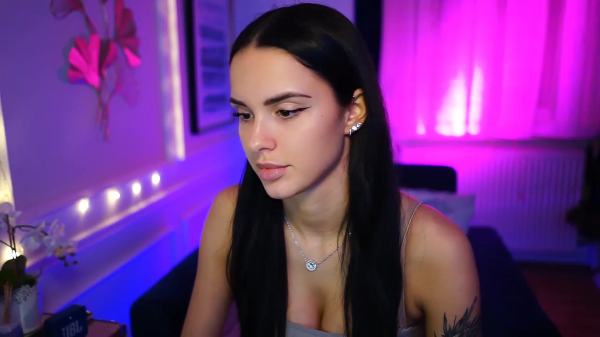 Gallery image thumbnail from cinnabellee's myfreecams stream on, 02/13/2023, 19:18 image 10 of 20