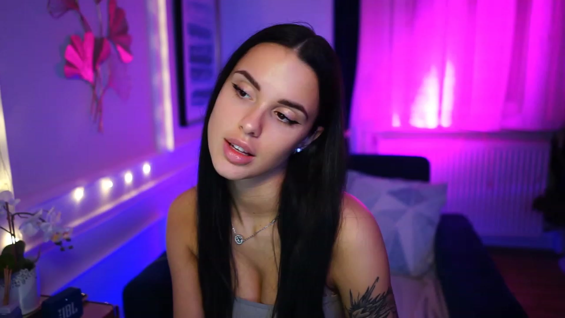 Gallery image thumbnail from cinnabellee's myfreecams stream on, 02/13/2023, 19:18 image 6 of 20