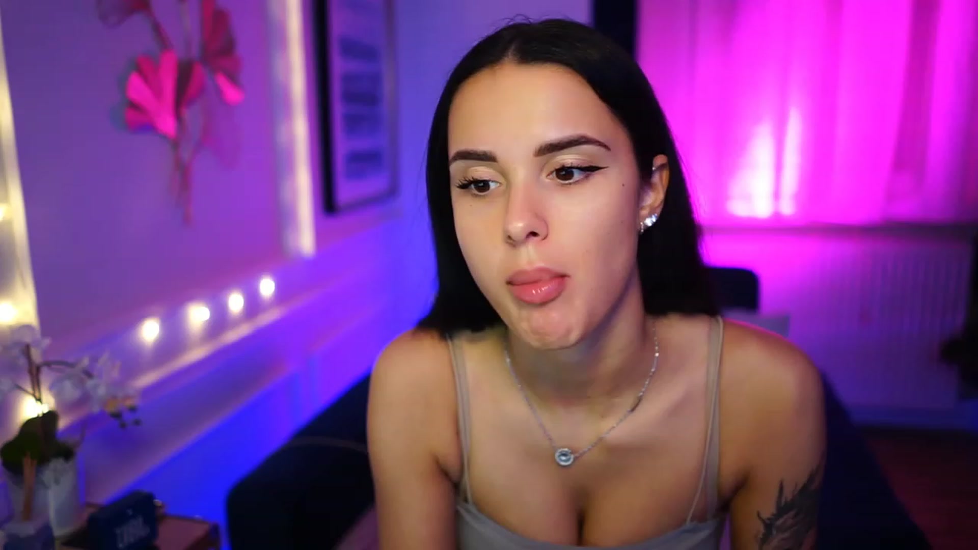 Gallery image thumbnail from cinnabellee's myfreecams stream on, 02/13/2023, 19:18 image 1 of 20