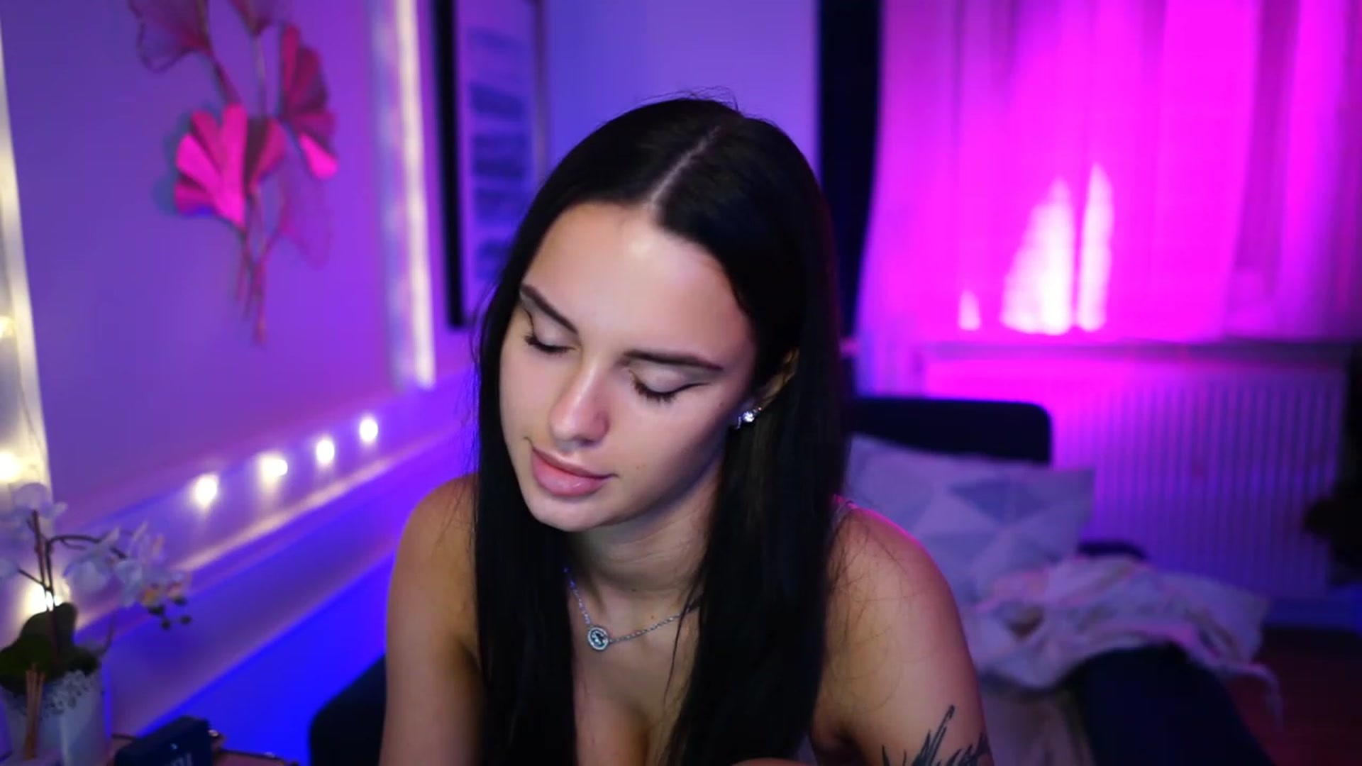 Gallery image thumbnail from cinnabellee's myfreecams stream on, 02/13/2023, 19:18 image 12 of 20