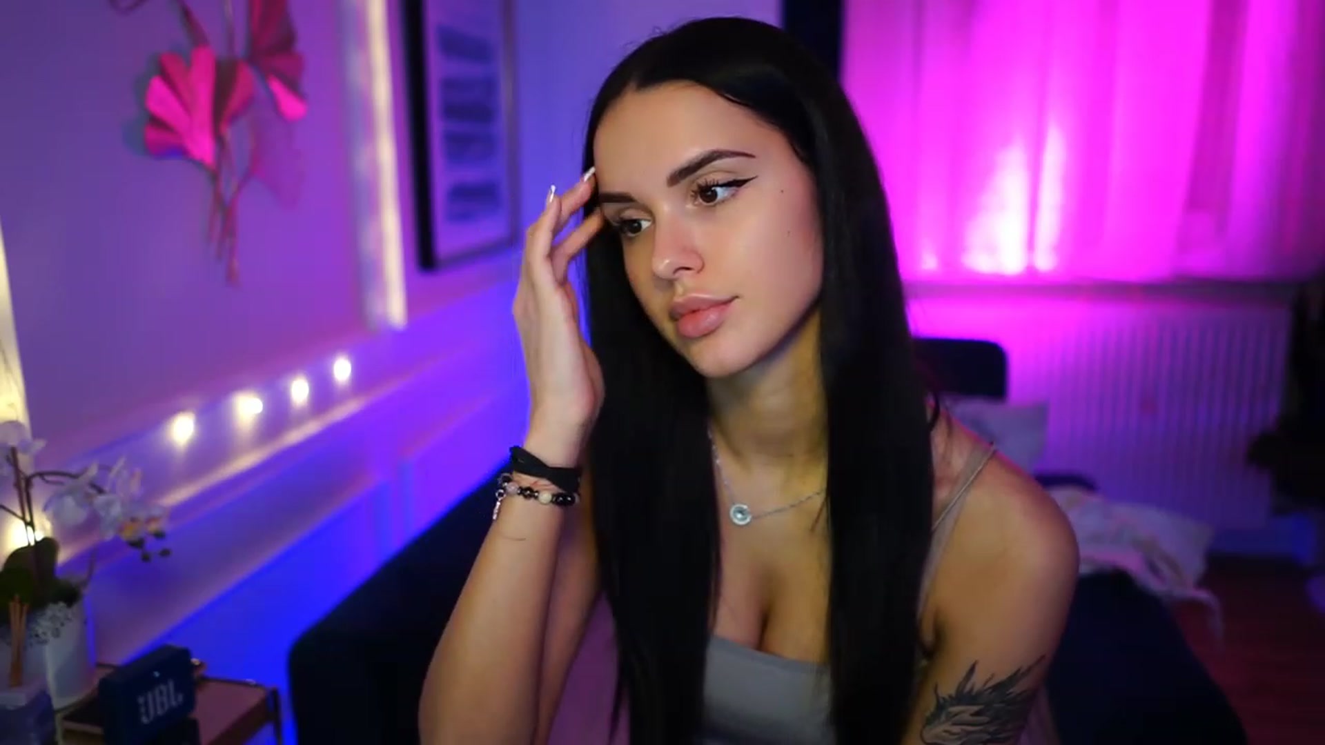 Gallery image thumbnail from cinnabellee's myfreecams stream on, 02/13/2023, 19:18 image 14 of 20