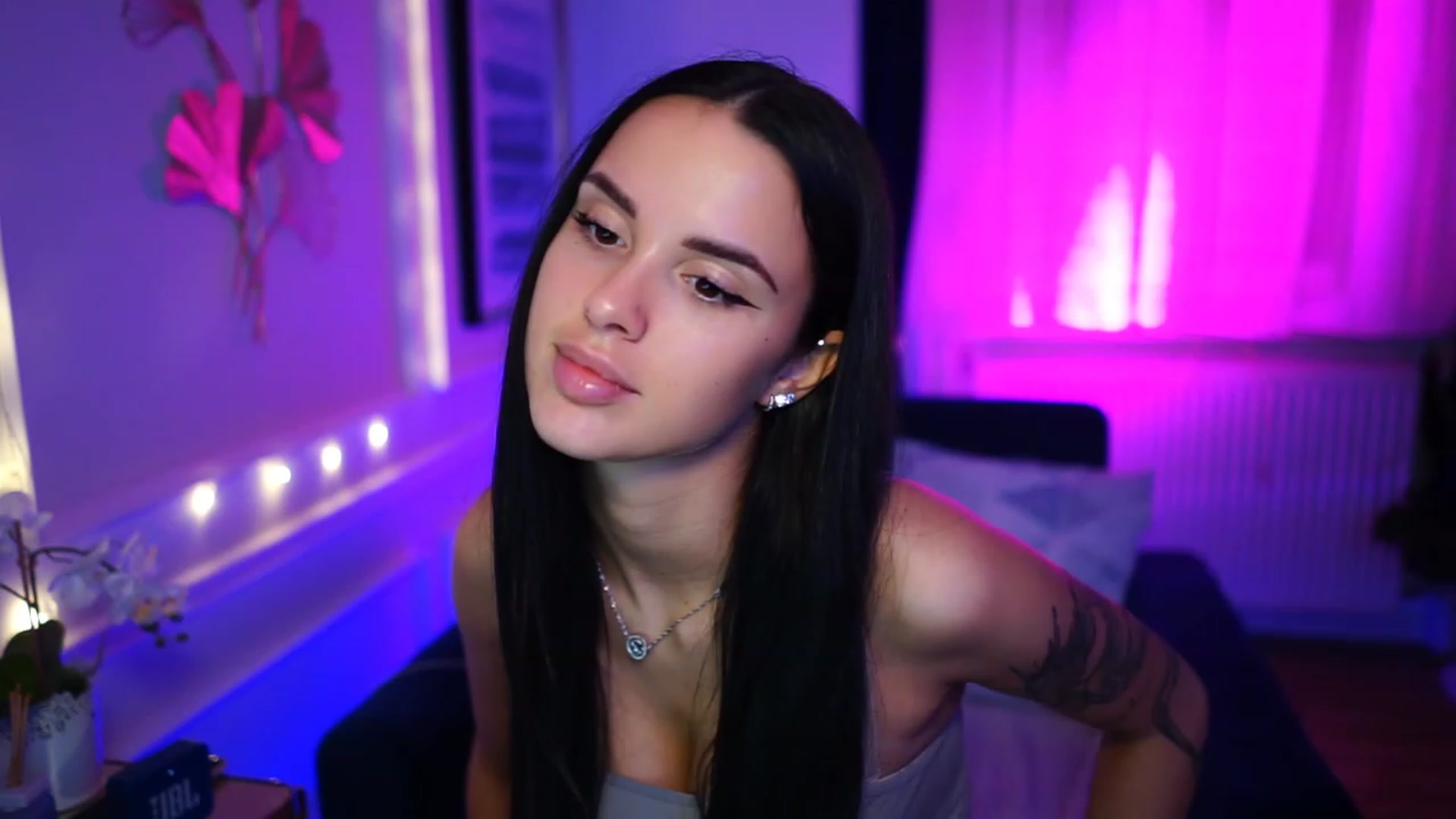 Gallery image thumbnail from cinnabellee's myfreecams stream on, 02/13/2023, 19:18 image 7 of 20