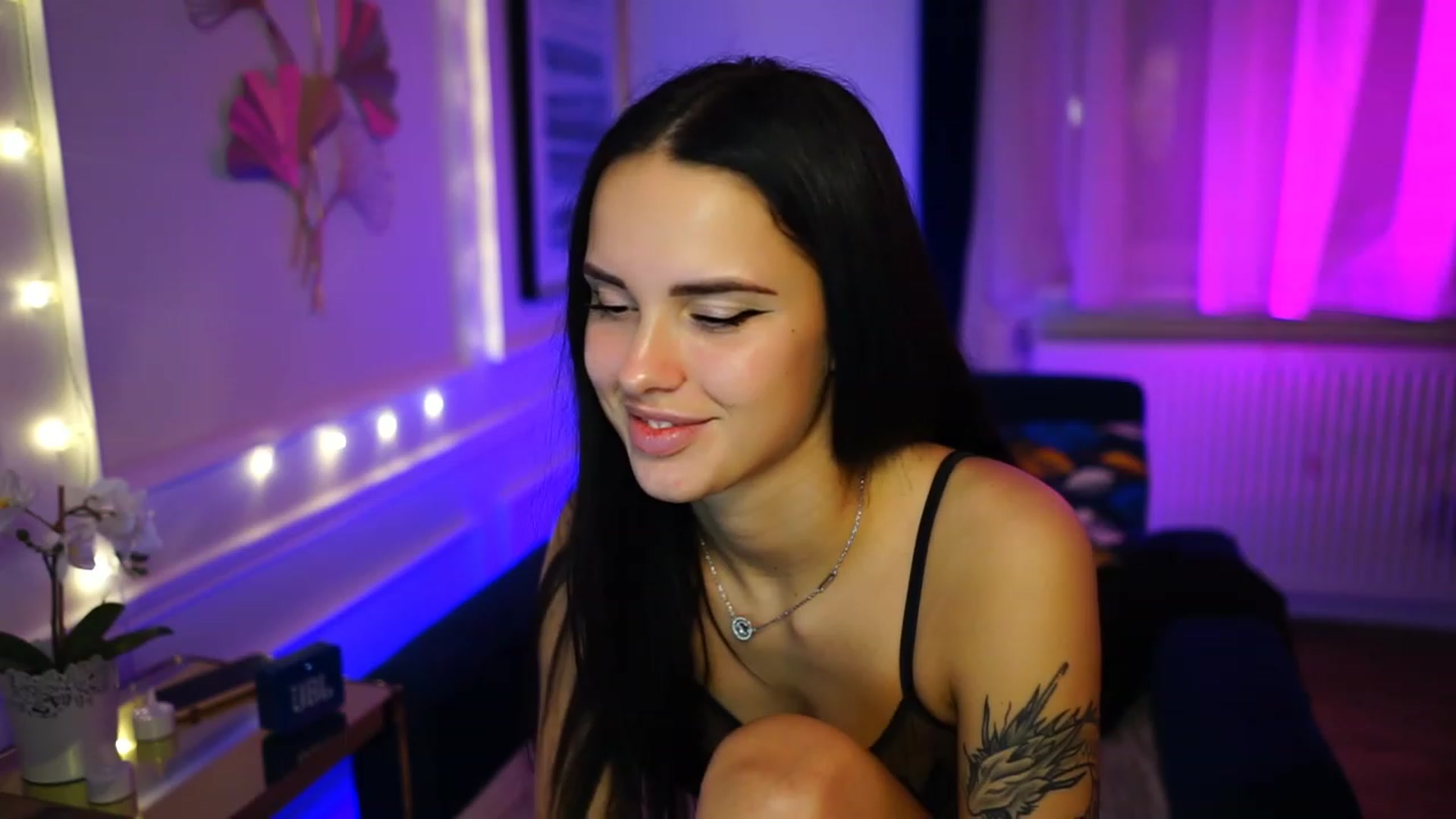 Gallery image thumbnail from cinnabellee's myfreecams stream on, 02/20/2023, 19:30 image 19 of 20