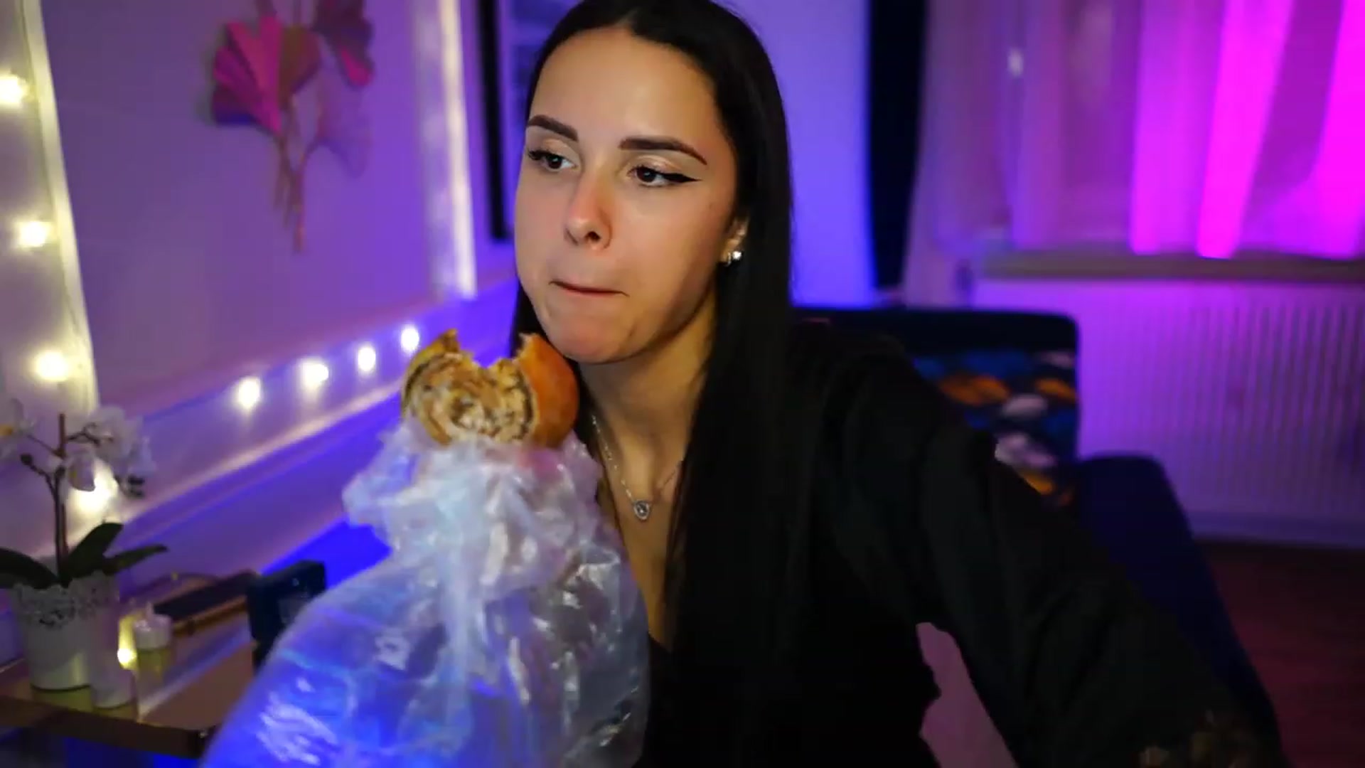 Gallery image thumbnail from cinnabellee's myfreecams stream on, 02/20/2023, 19:30 image 8 of 20
