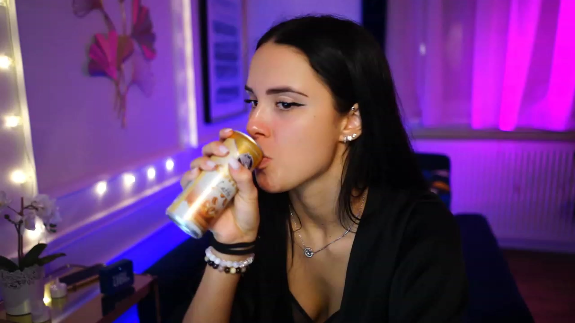 Gallery image thumbnail from cinnabellee's myfreecams stream on, 02/20/2023, 19:30 image 1 of 20
