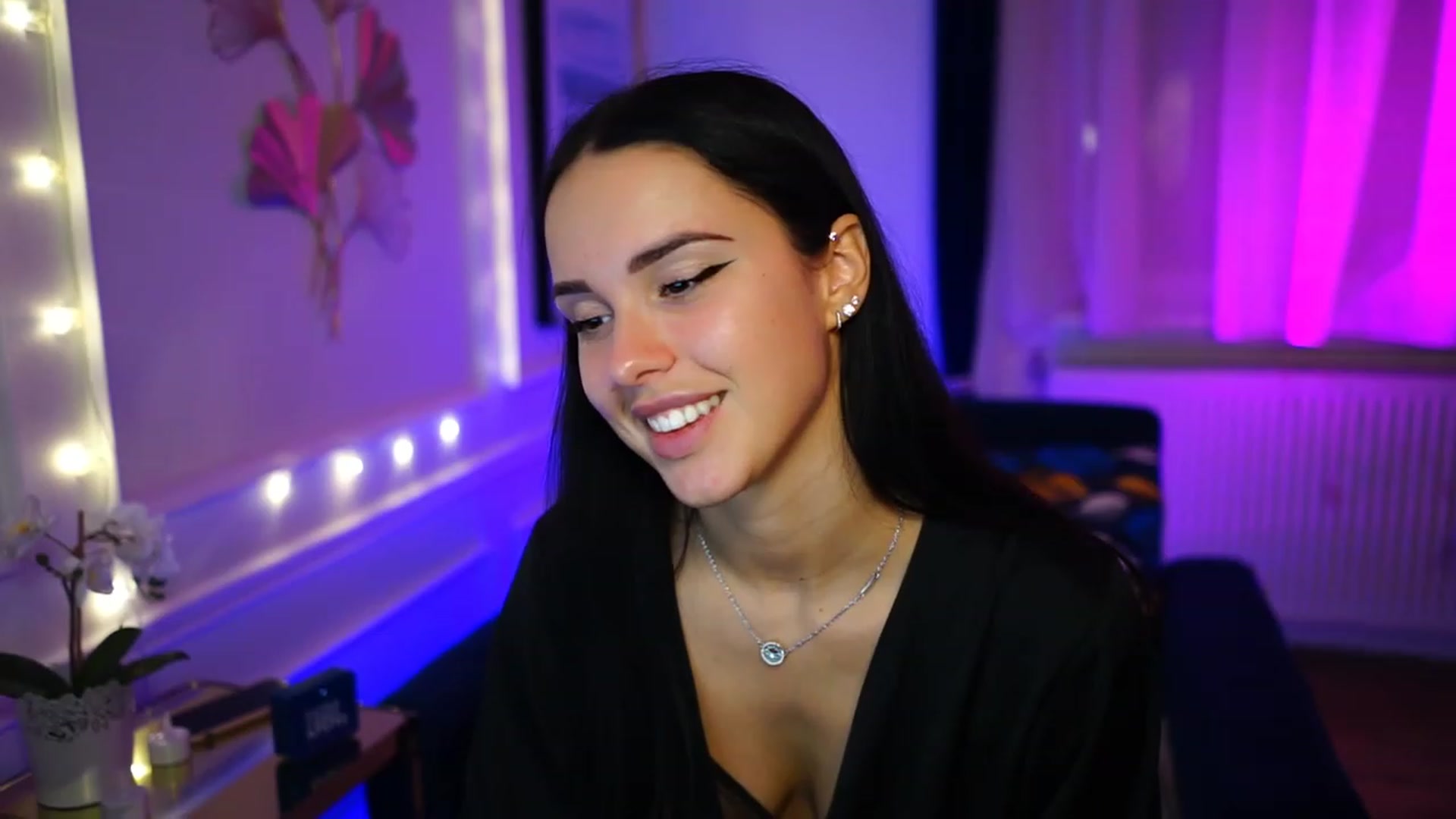 Gallery image thumbnail from cinnabellee's myfreecams stream on, 02/20/2023, 19:30 image 5 of 20