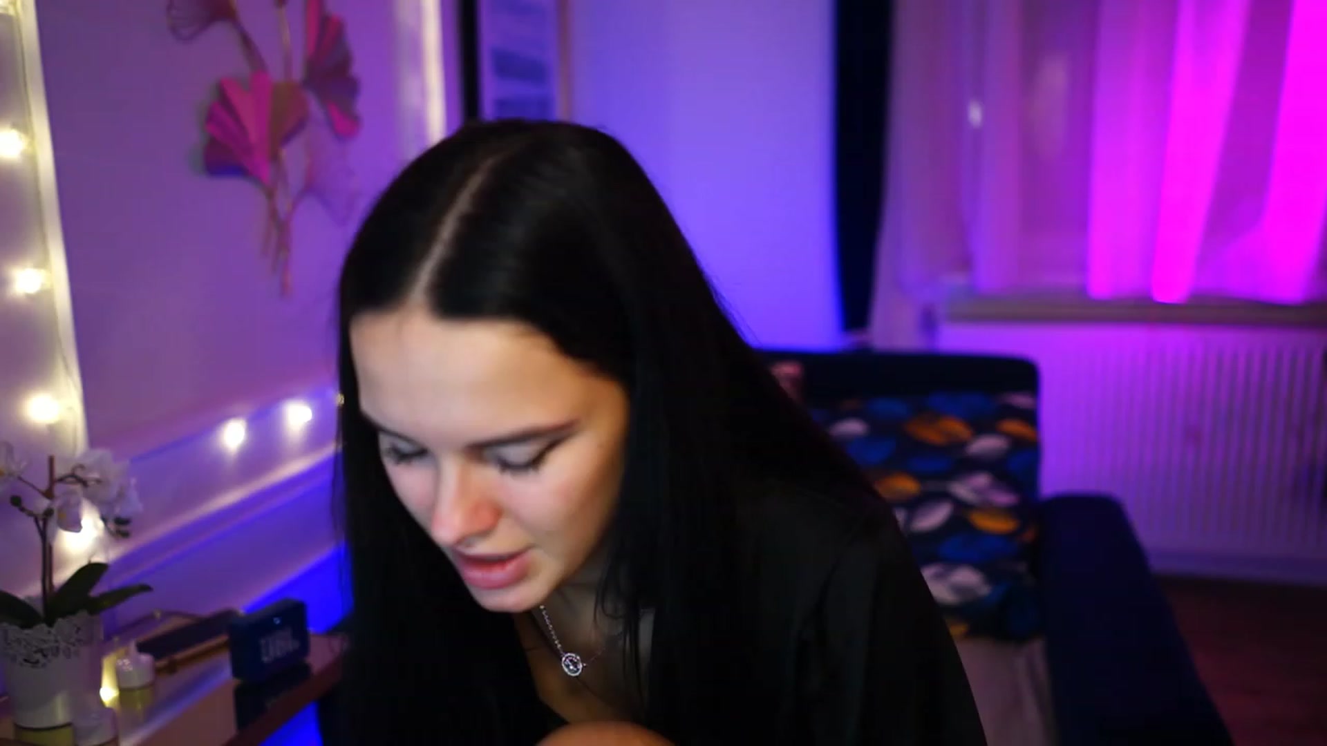 Gallery image thumbnail from cinnabellee's myfreecams stream on, 02/20/2023, 19:30 image 2 of 20