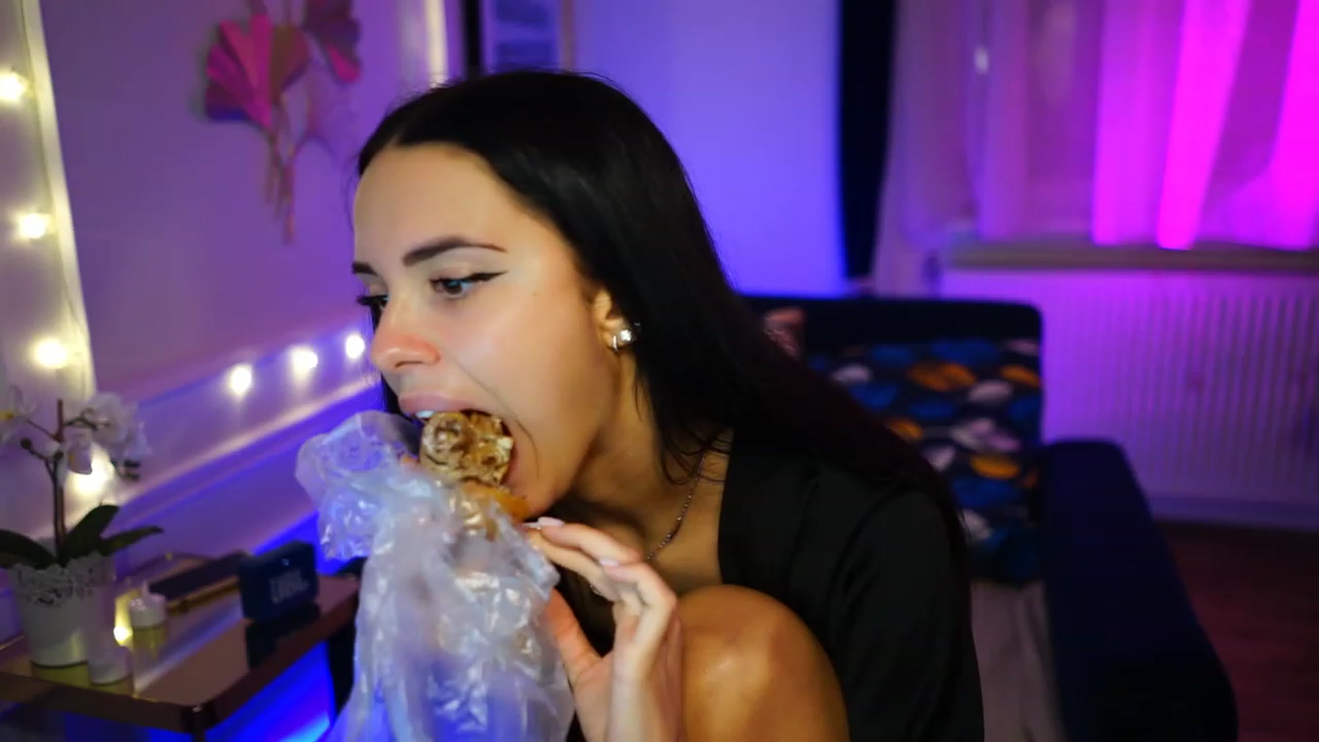 Gallery image thumbnail from cinnabellee's myfreecams stream on, 02/20/2023, 19:30 image 9 of 20