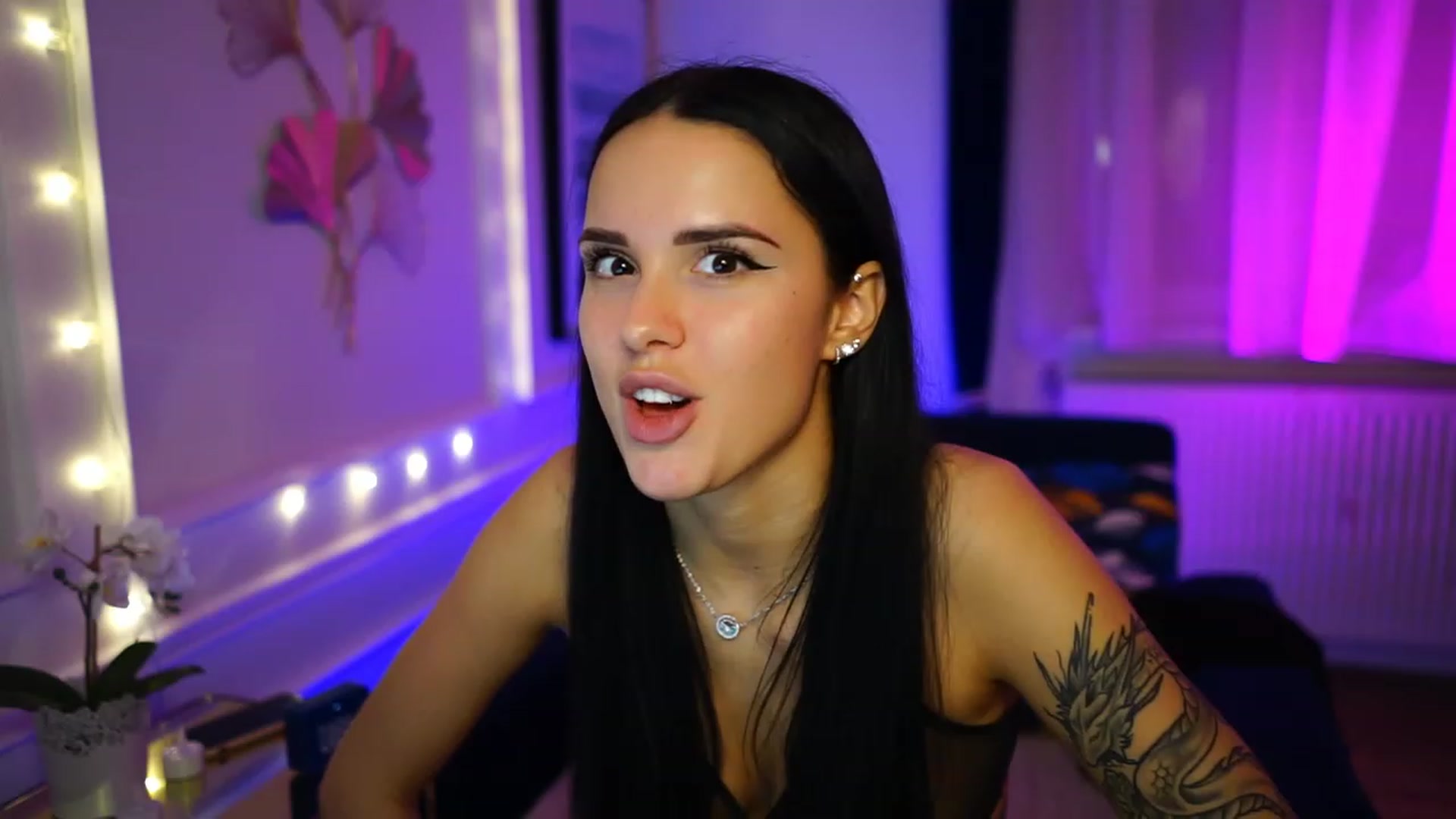 Gallery image thumbnail from cinnabellee's myfreecams stream on, 02/20/2023, 19:30 image 15 of 20