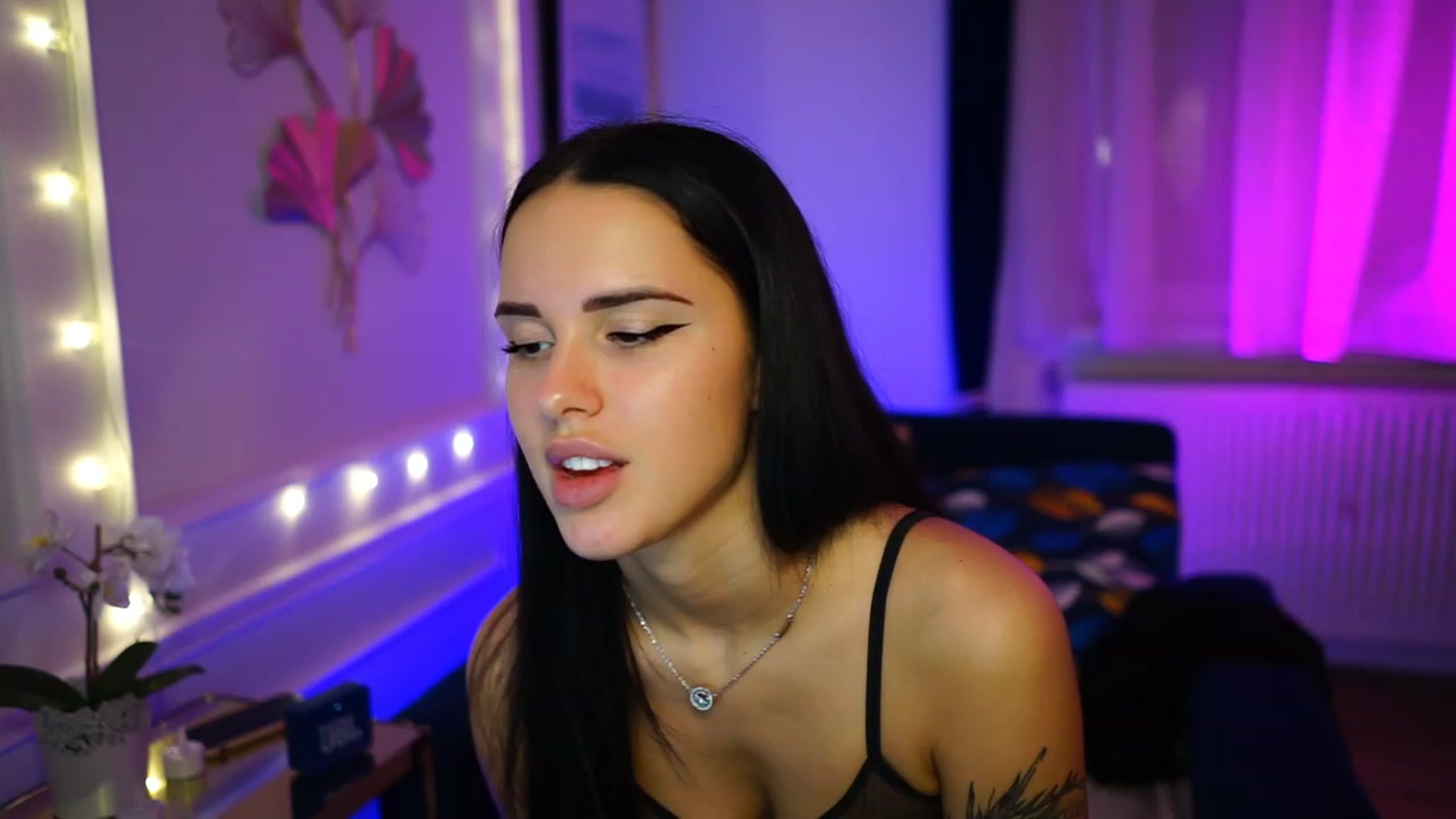 Gallery image thumbnail from cinnabellee's myfreecams stream on, 02/20/2023, 19:30 image 14 of 20