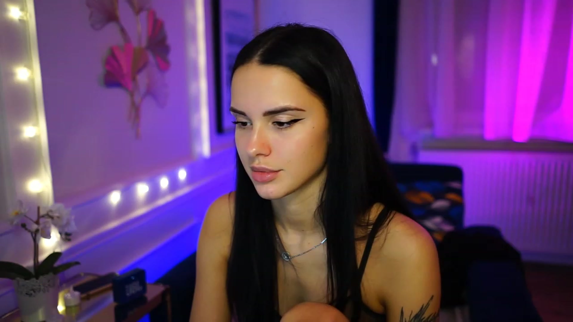 Gallery image thumbnail from cinnabellee's myfreecams stream on, 02/20/2023, 19:30 image 12 of 20