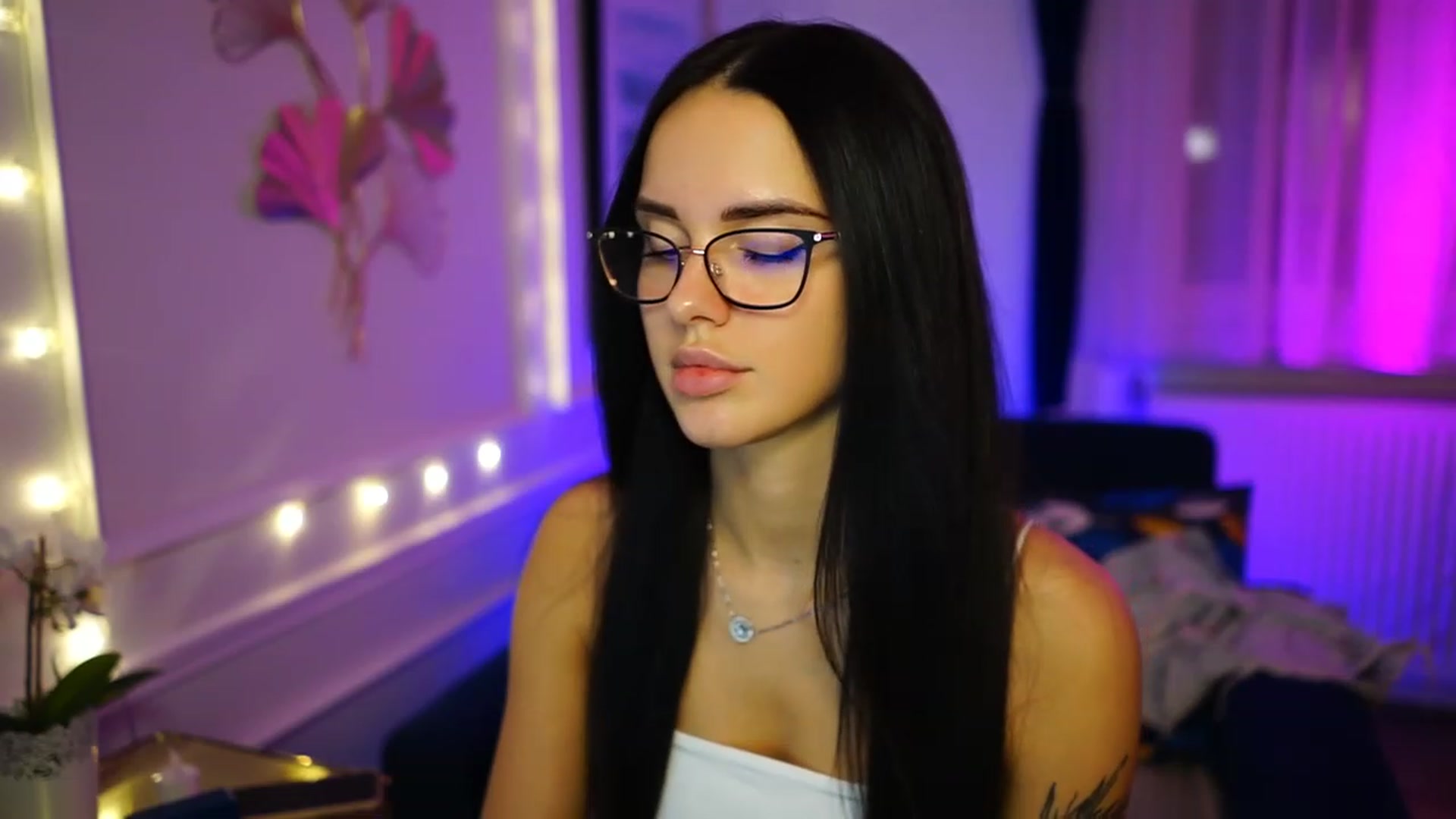 Gallery image thumbnail from cinnabellee's myfreecams stream on, 02/25/2023, 24:06 image 15 of 20