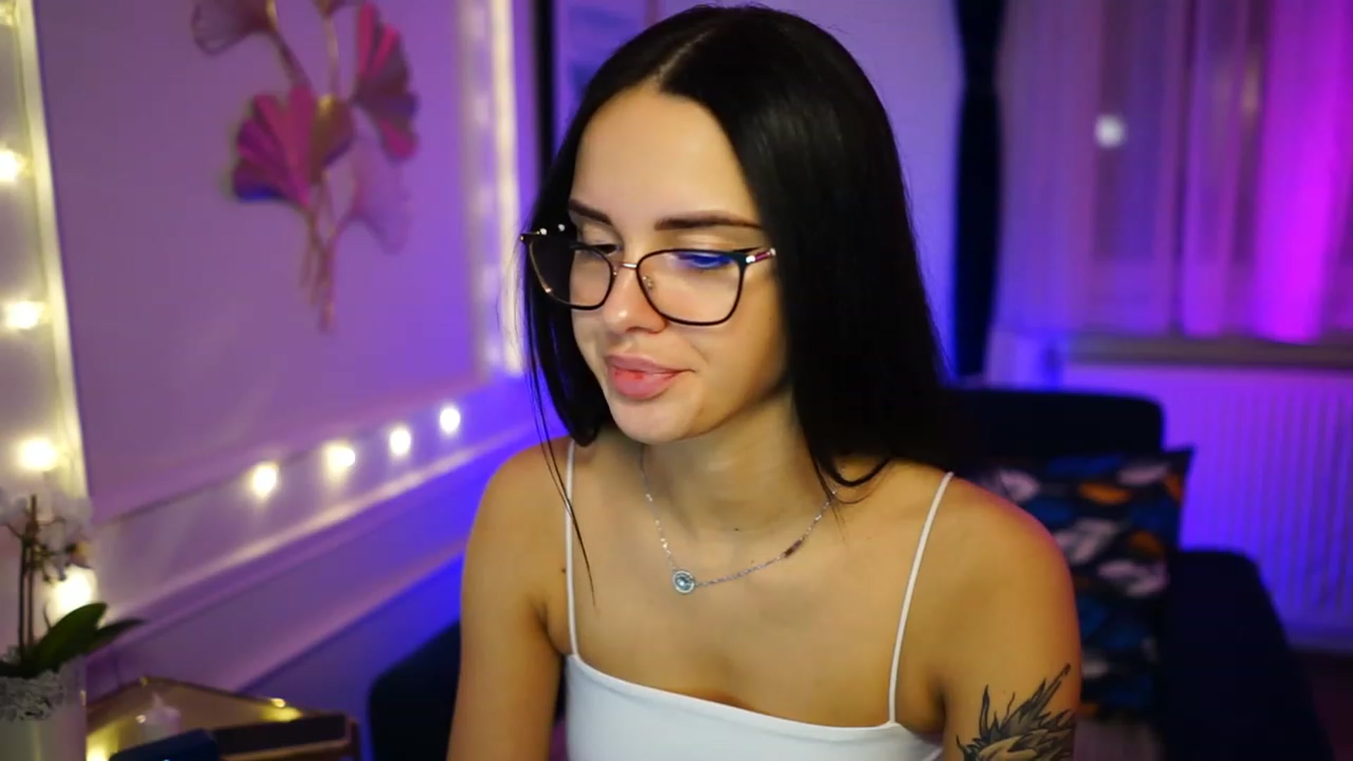 Gallery image thumbnail from cinnabellee's myfreecams stream on, 02/25/2023, 24:06 image 4 of 20