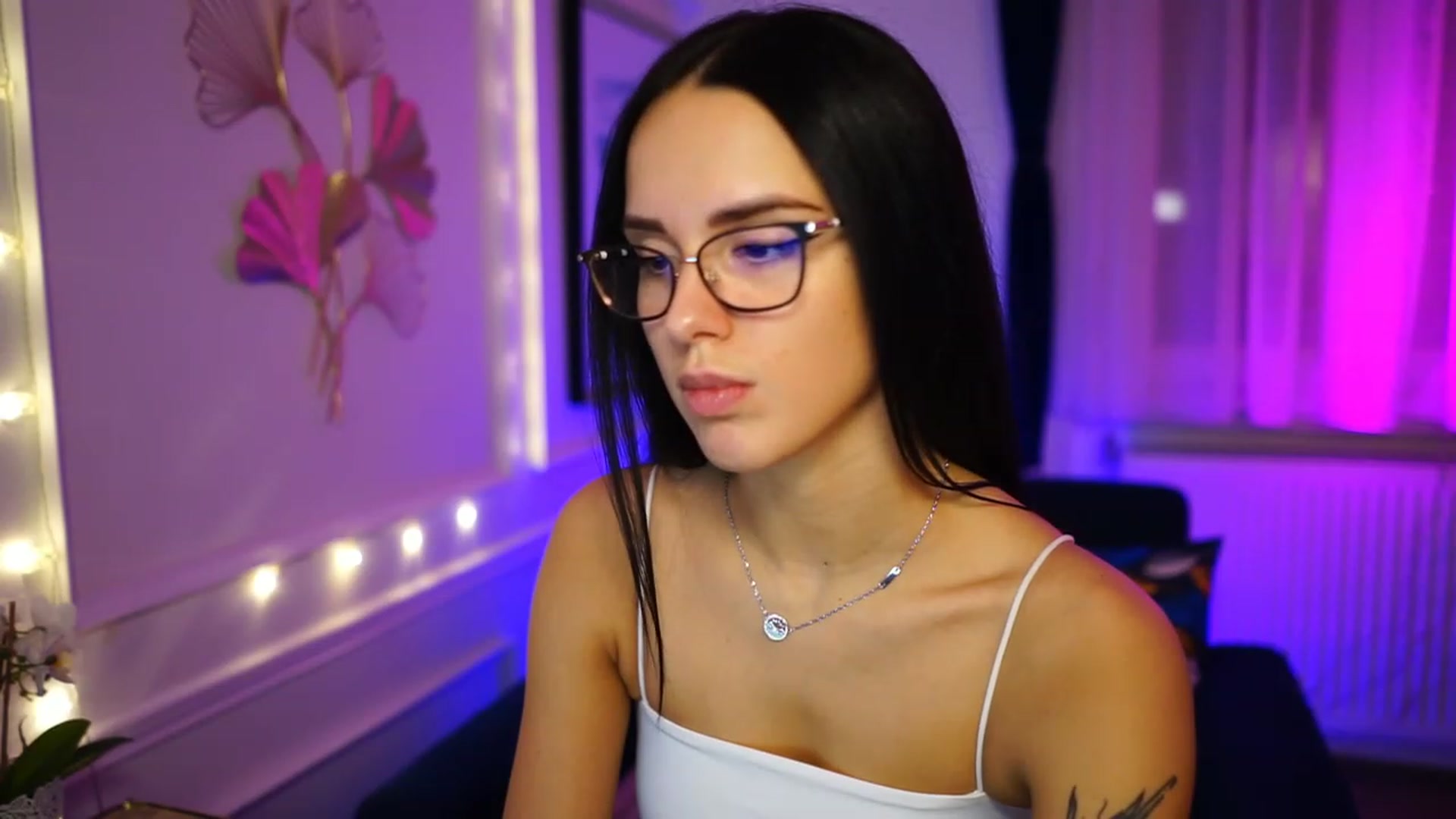 Gallery image thumbnail from cinnabellee's myfreecams stream on, 02/25/2023, 24:06 image 6 of 20