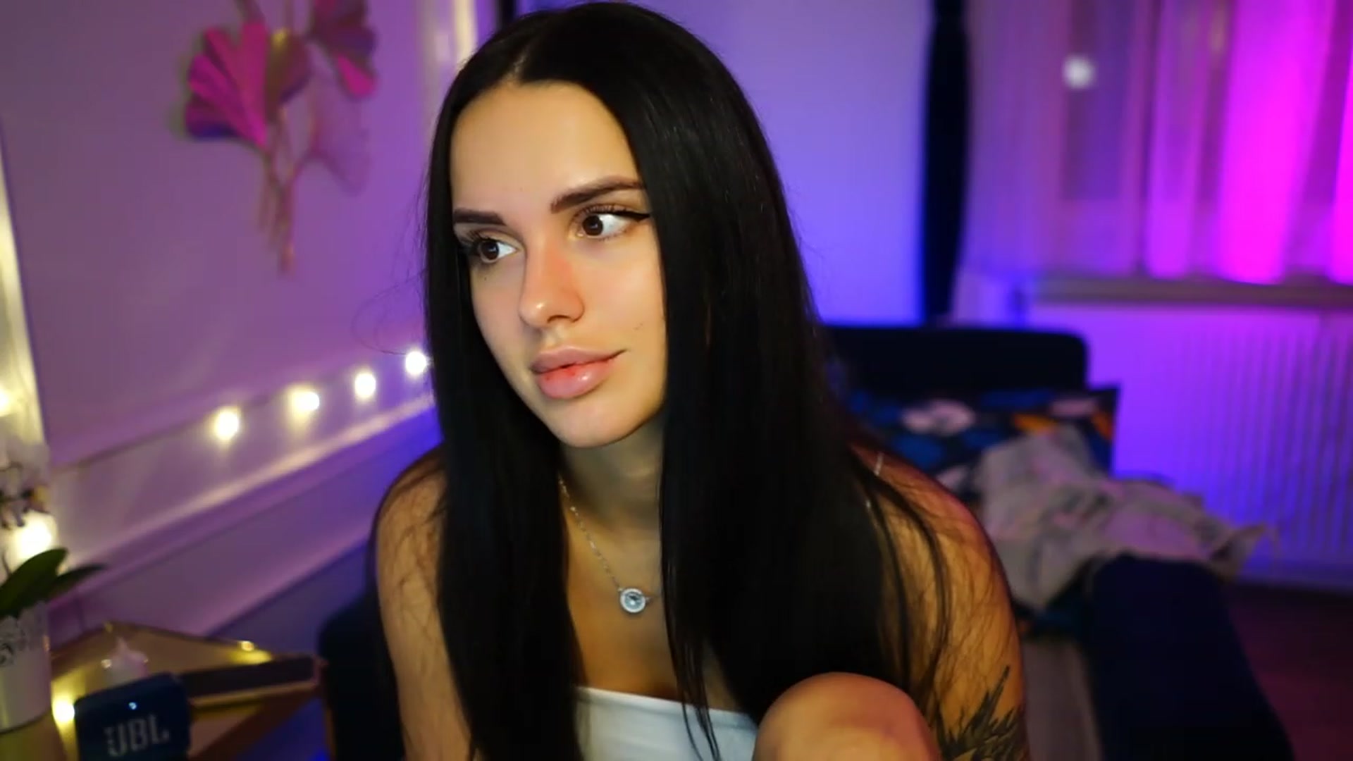 Gallery image thumbnail from cinnabellee's myfreecams stream on, 02/25/2023, 24:06 image 16 of 20