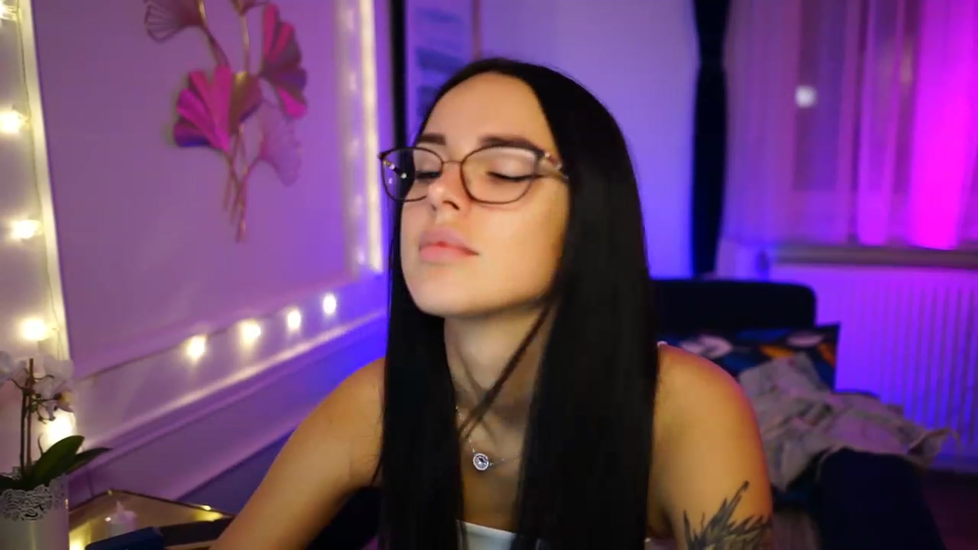 Gallery image thumbnail from cinnabellee's myfreecams stream on, 02/25/2023, 24:06 image 11 of 20