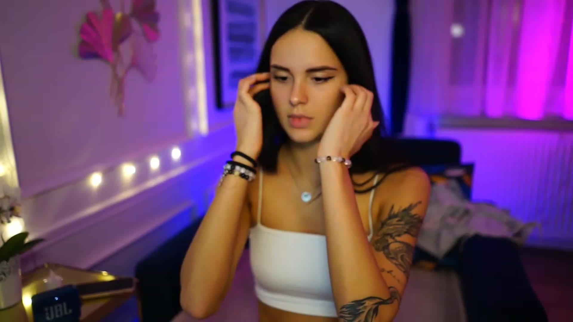 Gallery image thumbnail from cinnabellee's myfreecams stream on, 02/25/2023, 24:06 image 17 of 20