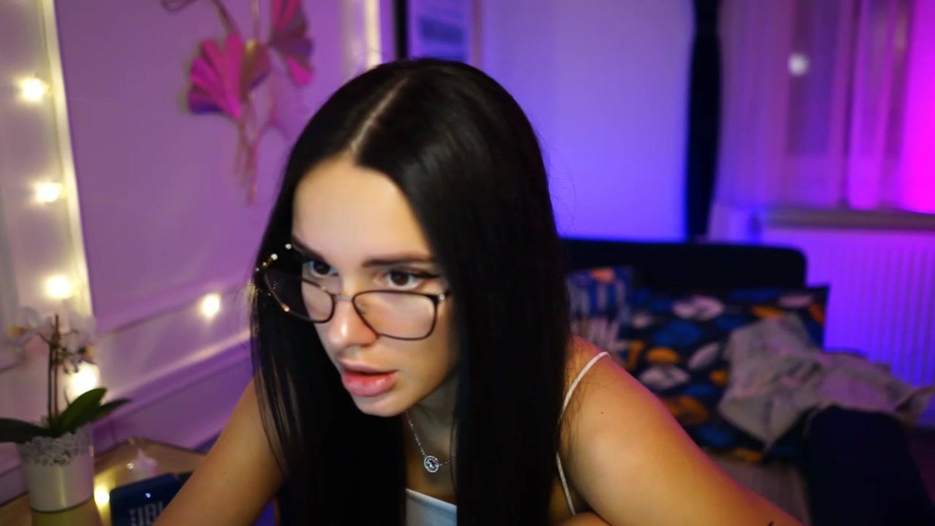 Gallery image thumbnail from cinnabellee's myfreecams stream on, 02/25/2023, 24:06 image 9 of 20