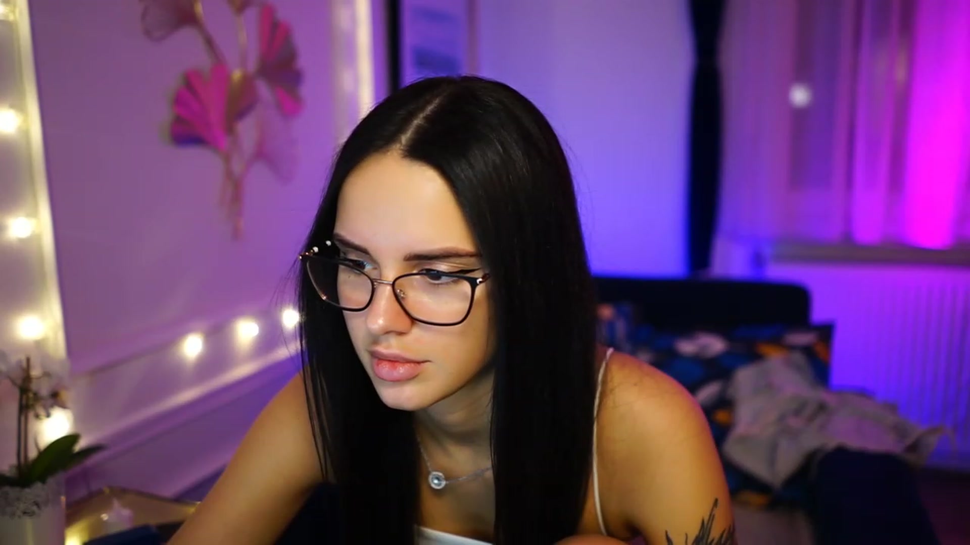 Gallery image thumbnail from cinnabellee's myfreecams stream on, 02/25/2023, 24:06 image 12 of 20