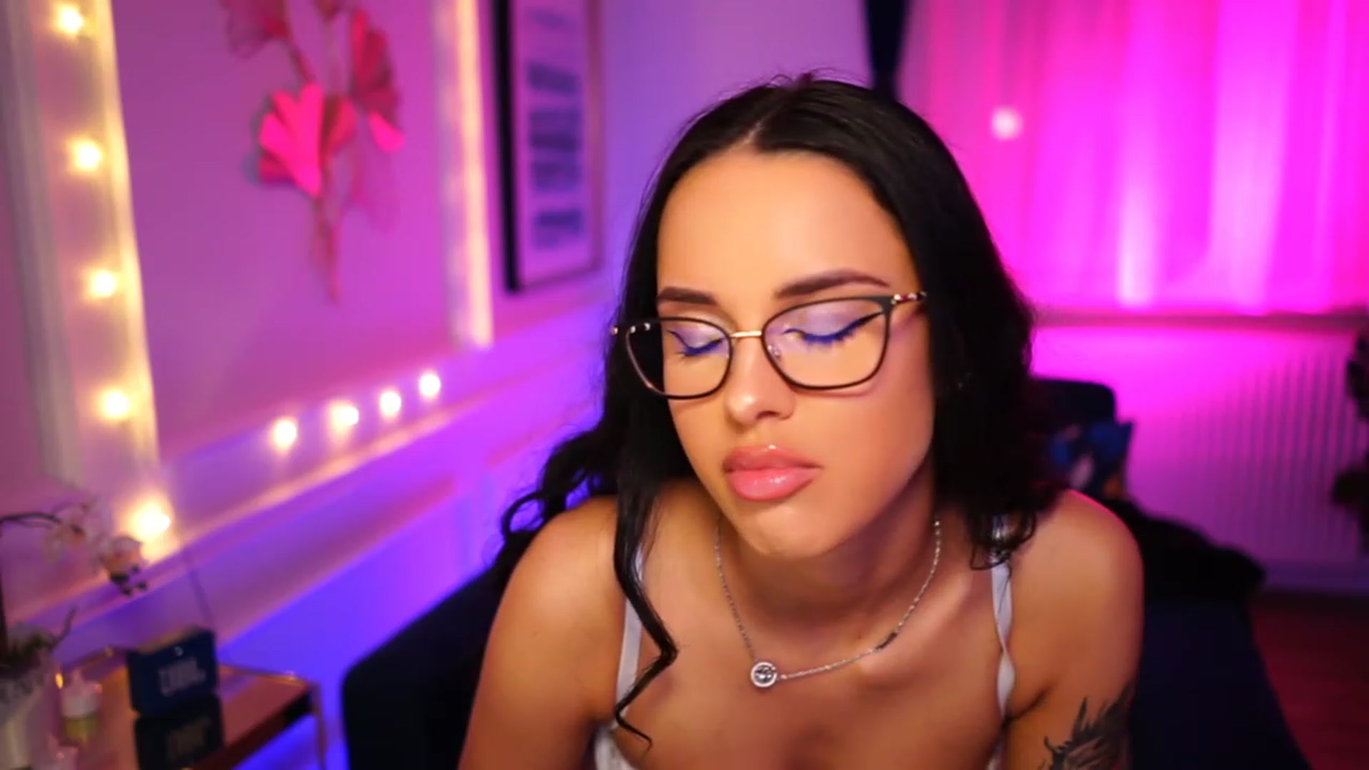 Gallery image thumbnail from cinnabellee's myfreecams stream on, 03/05/2023, 23:36 image 19 of 20