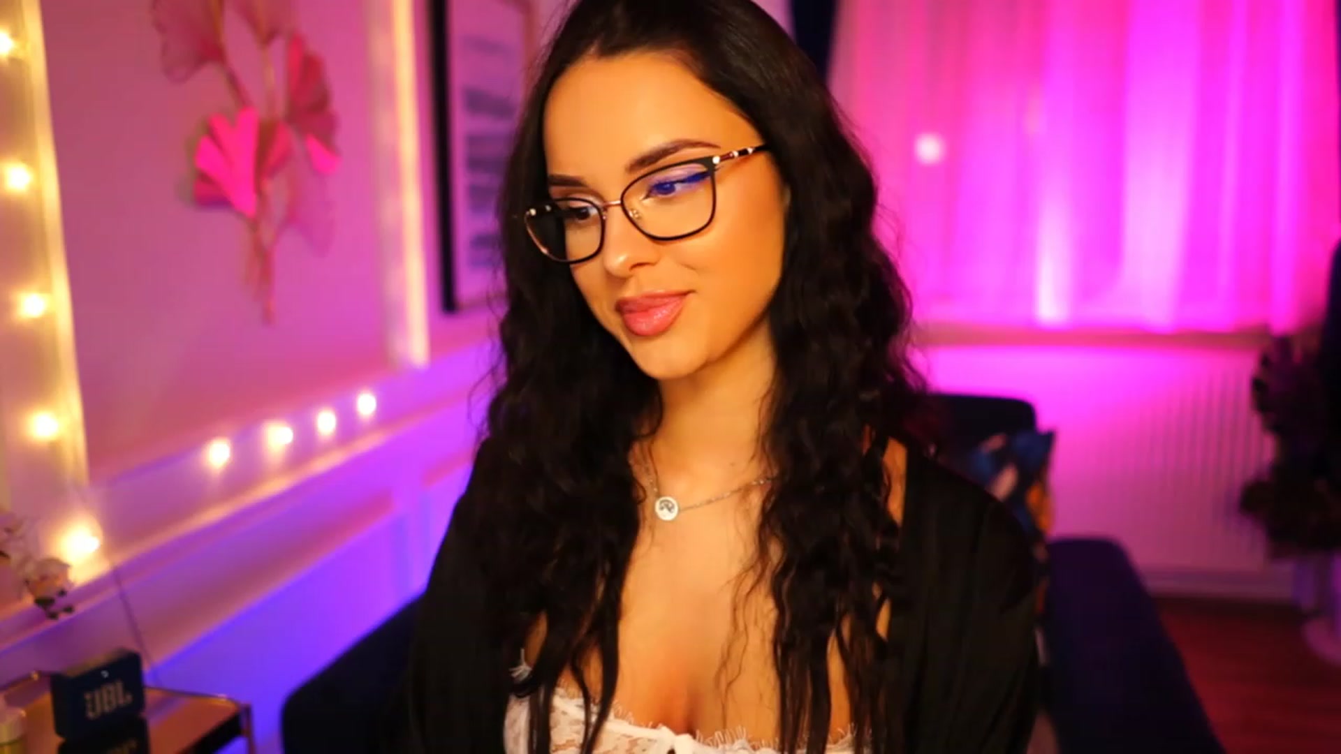 Gallery image thumbnail from cinnabellee's myfreecams stream on, 03/05/2023, 23:36 image 1 of 20