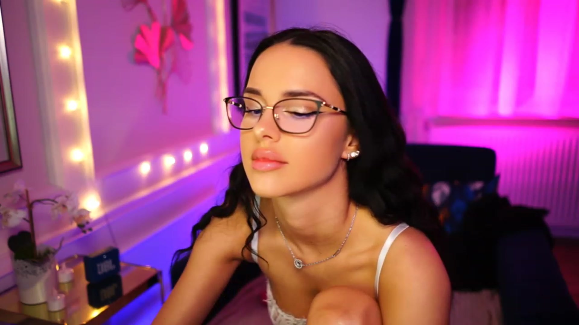 Gallery image thumbnail from cinnabellee's myfreecams stream on, 03/06/2023, 02:45 image 12 of 20