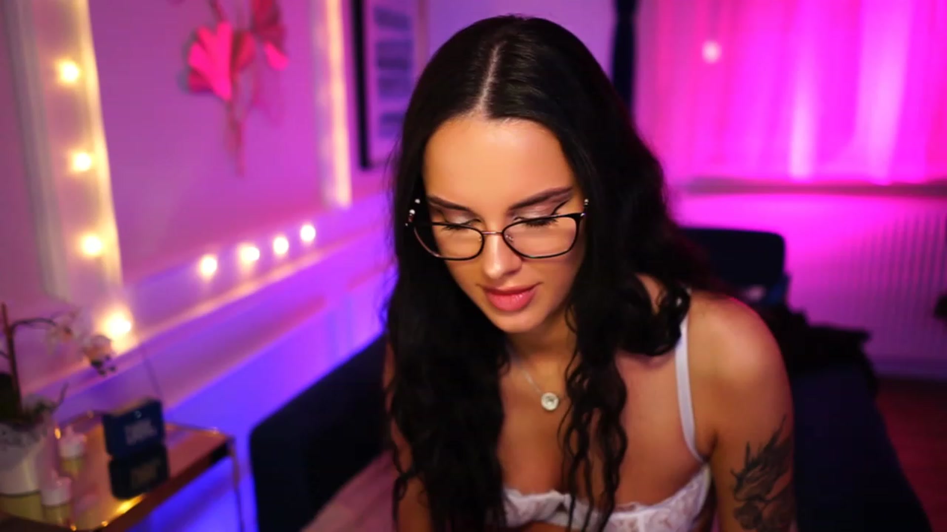 Gallery image thumbnail from cinnabellee's myfreecams stream on, 03/06/2023, 02:45 image 1 of 20