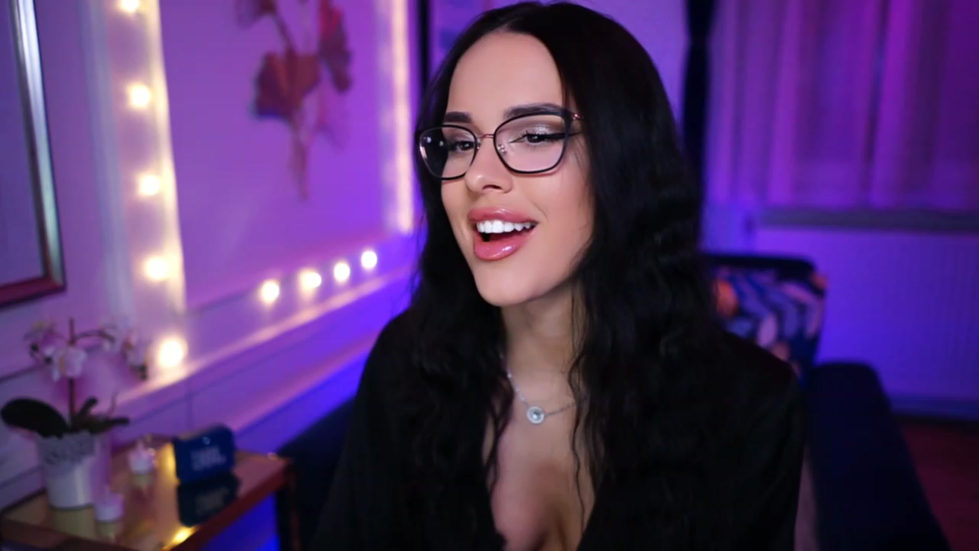 Gallery image thumbnail from cinnabellee's myfreecams stream on, 03/06/2023, 23:18 image 1 of 20