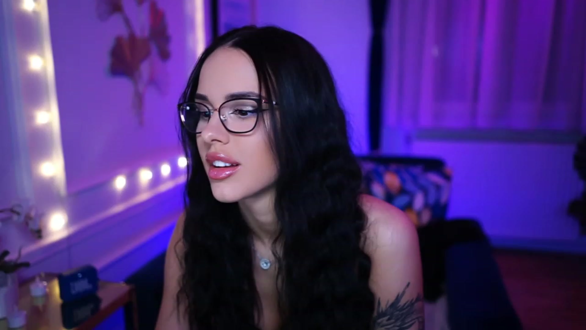 Gallery image thumbnail from cinnabellee's myfreecams stream on, 03/06/2023, 23:18 image 10 of 20