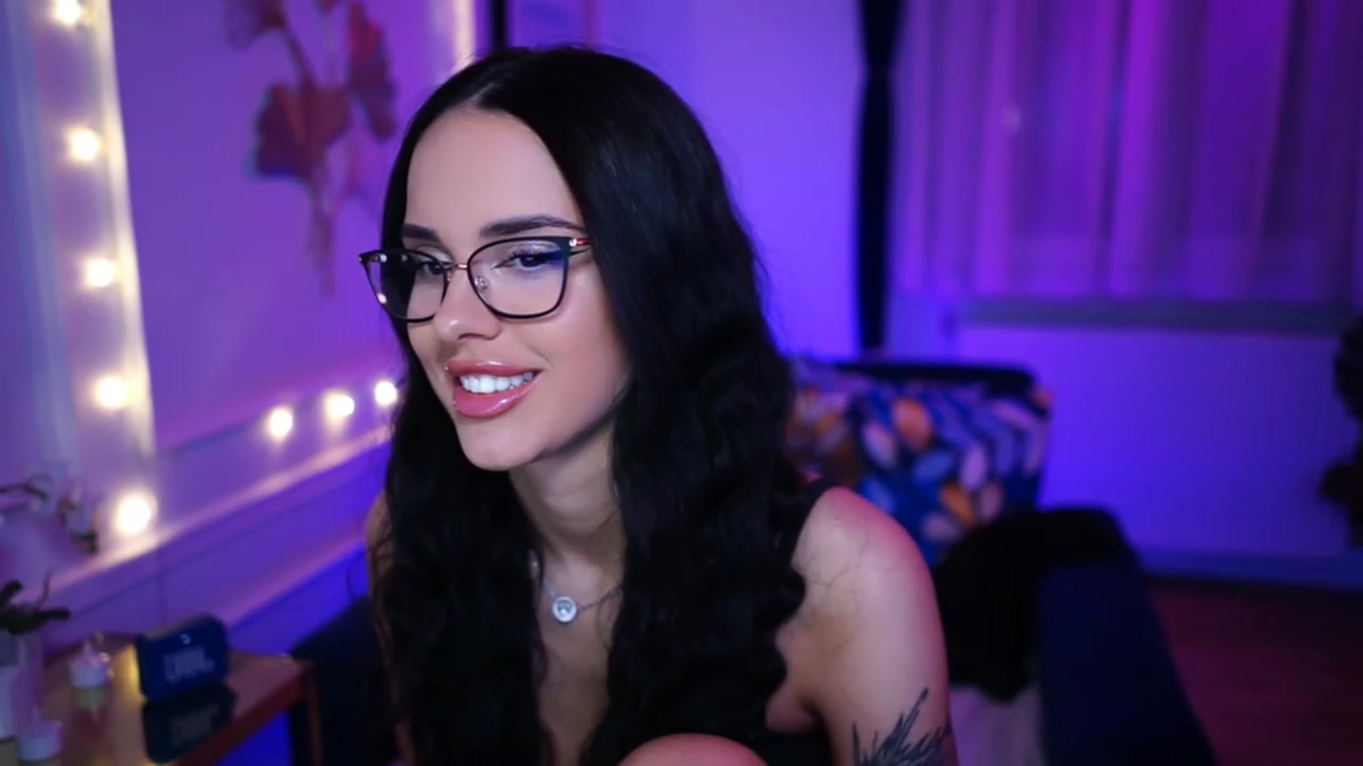 Gallery image thumbnail from cinnabellee's myfreecams stream on, 03/06/2023, 23:18 image 15 of 20