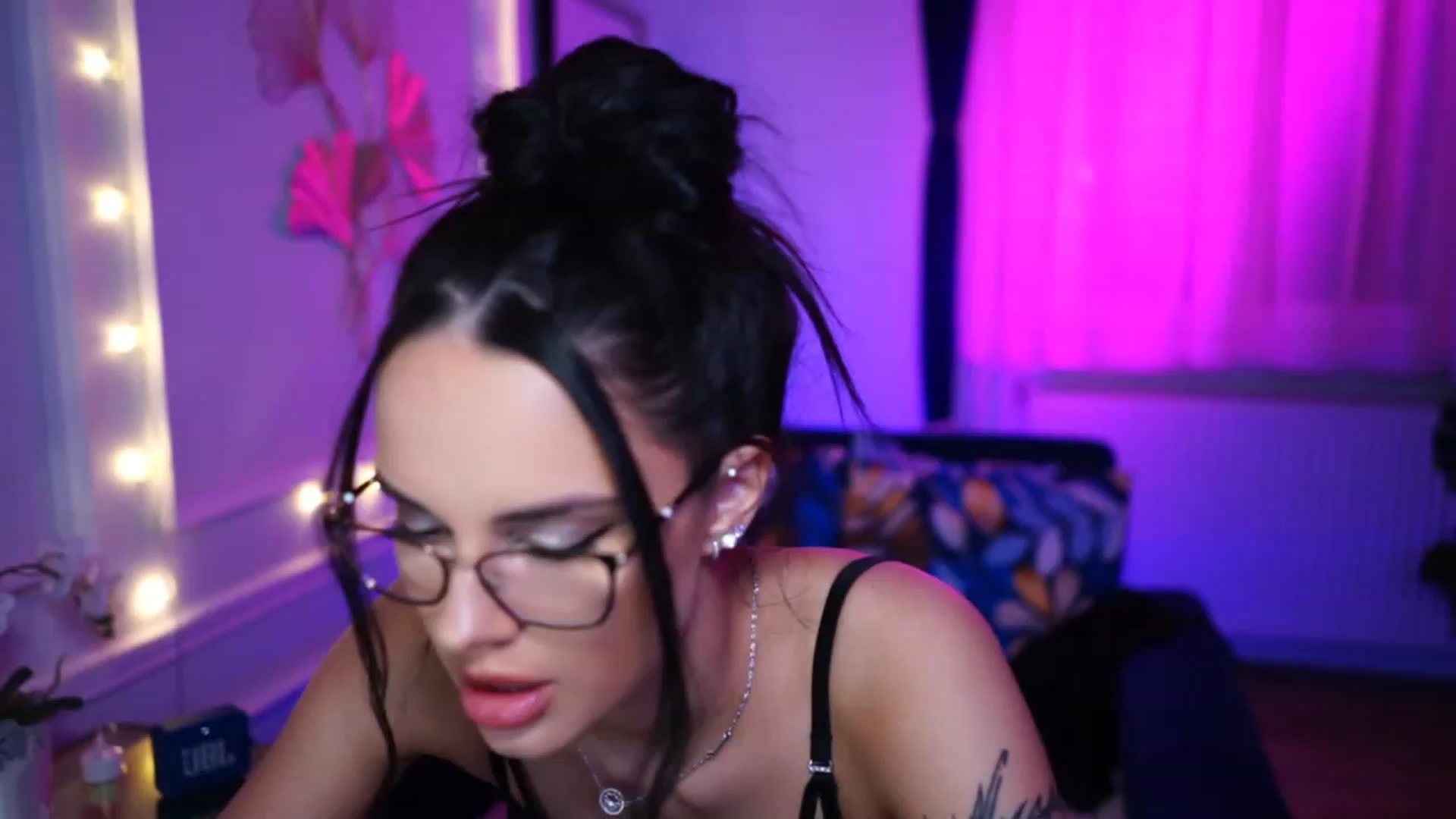 Gallery image thumbnail from cinnabellee's myfreecams stream on, 03/07/2023, 24:39 image 19 of 20