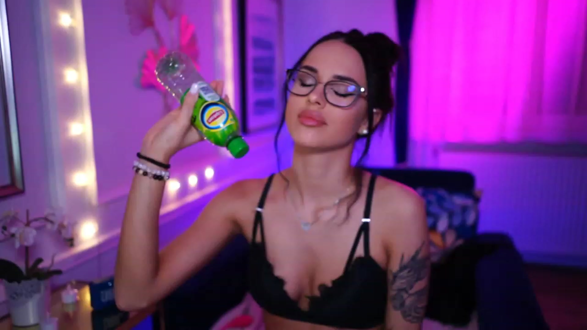 Gallery image thumbnail from cinnabellee's myfreecams stream on, 03/07/2023, 03:25 image 8 of 20