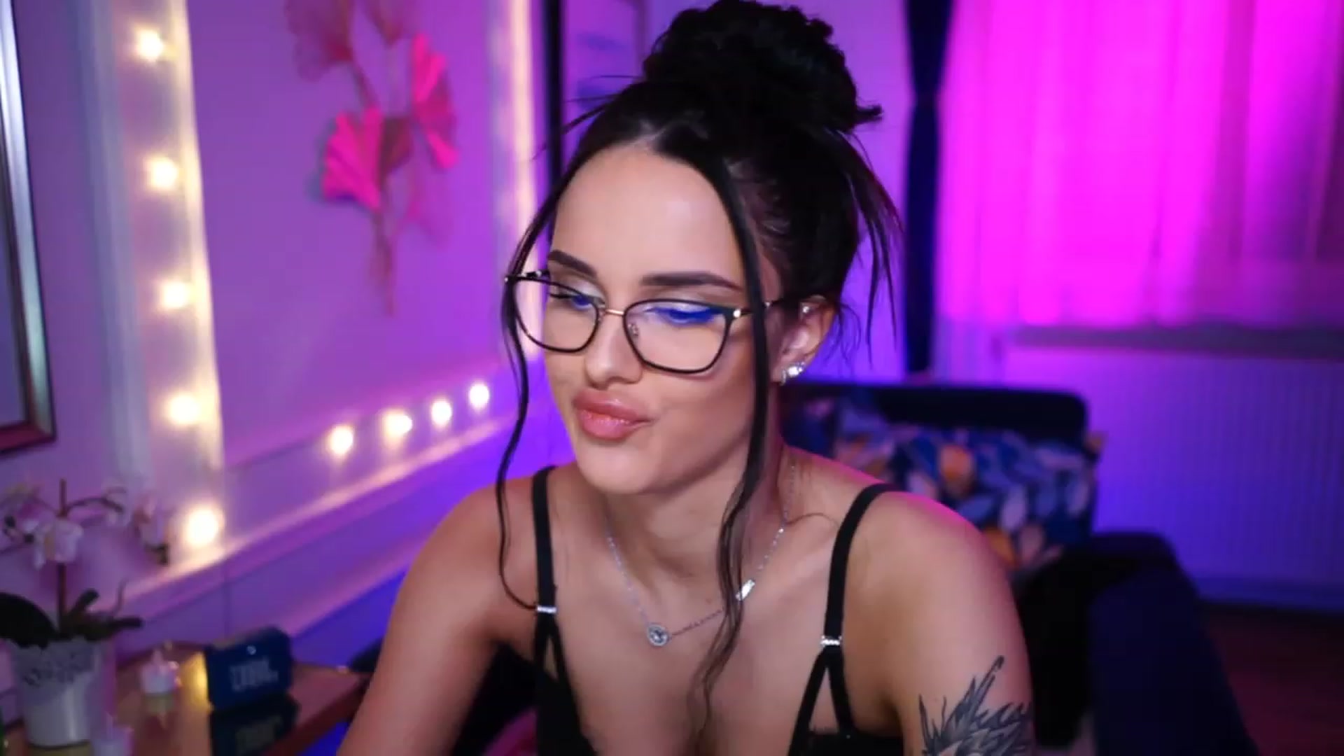 Gallery image thumbnail from cinnabellee's myfreecams stream on, 03/07/2023, 03:25 image 10 of 20